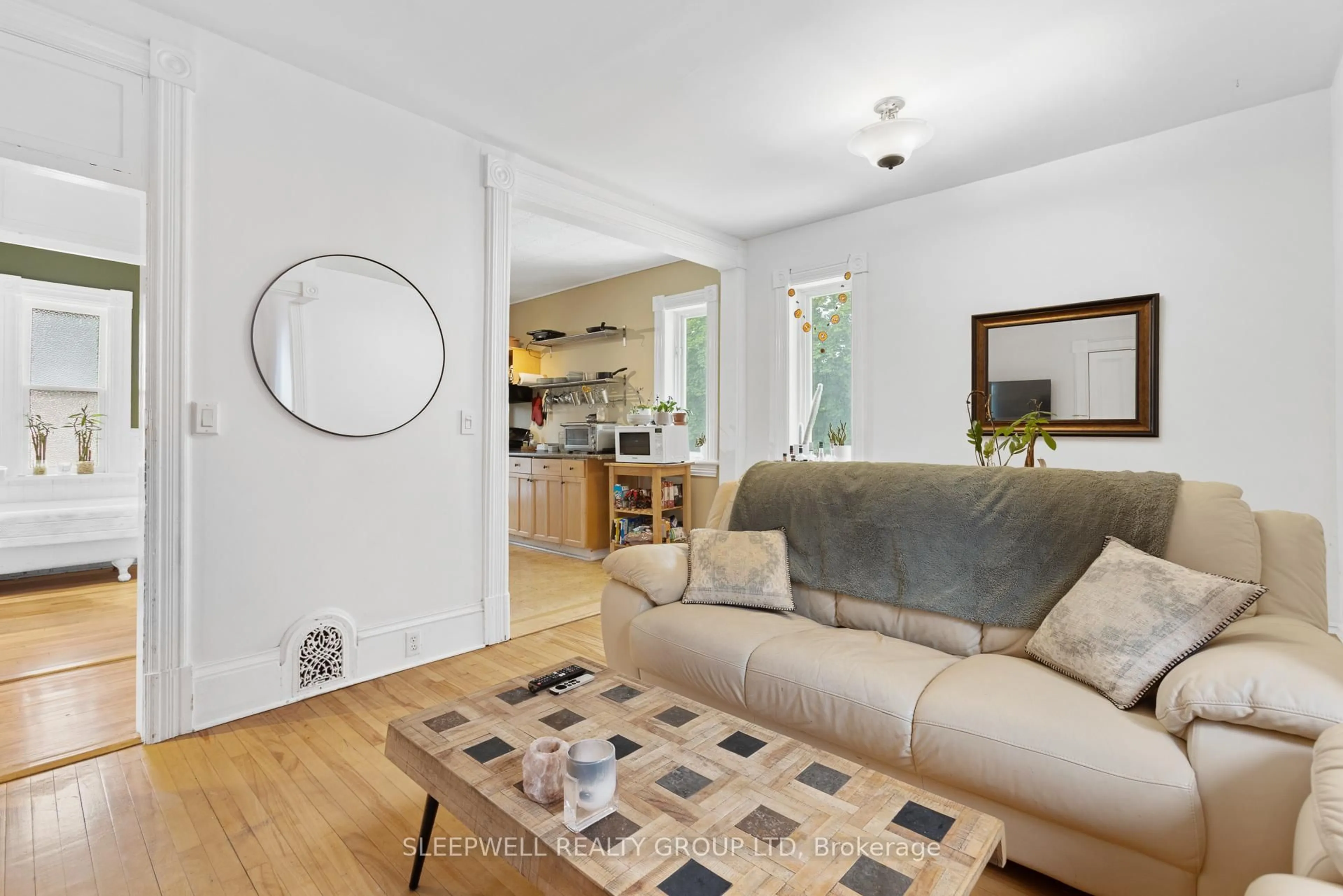 Living room with furniture, unknown for 86 Fourth Ave, Ottawa Ontario K1S 2L2