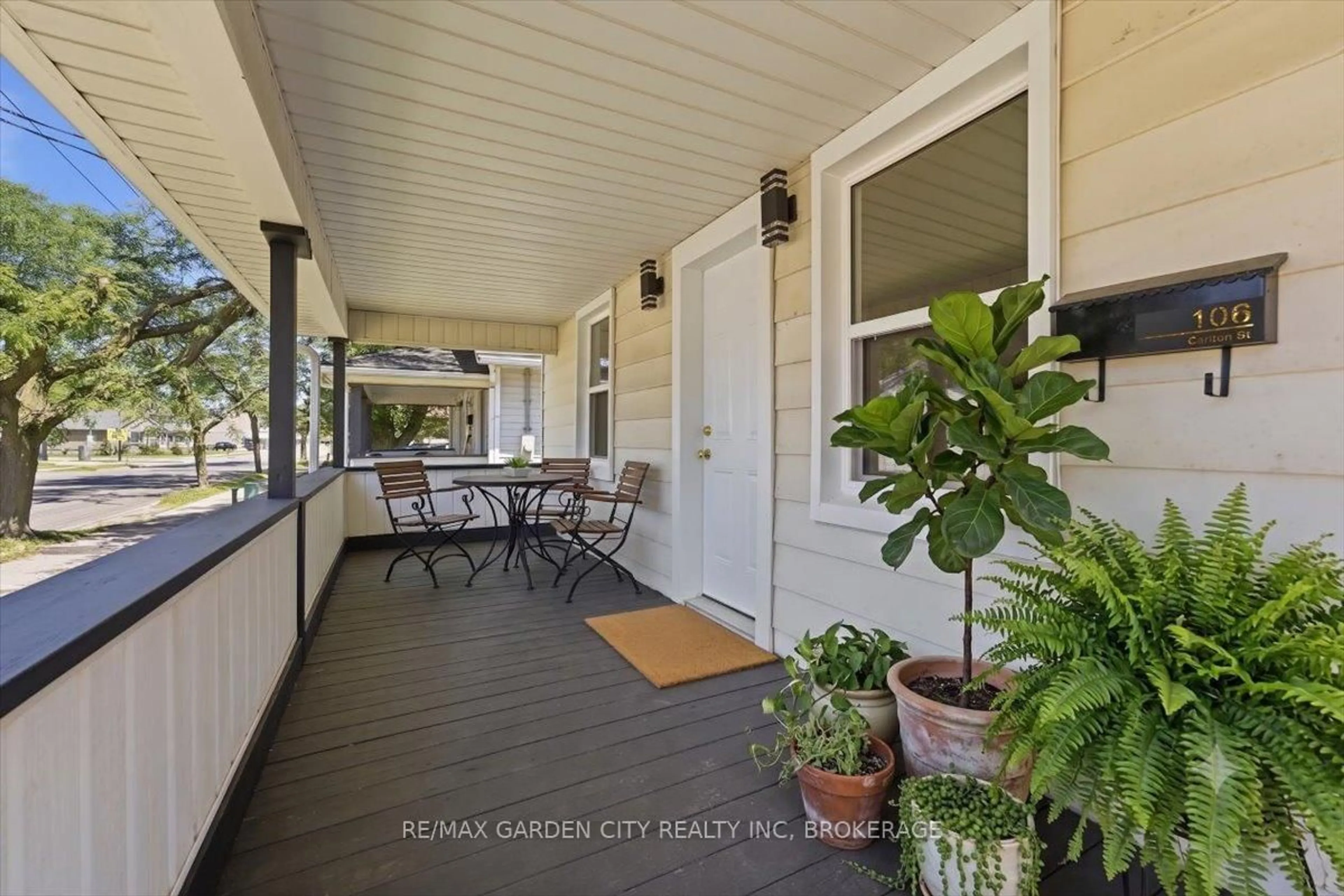 Patio, street for 106 Carlton St, St. Catharines Ontario L2R 1R3