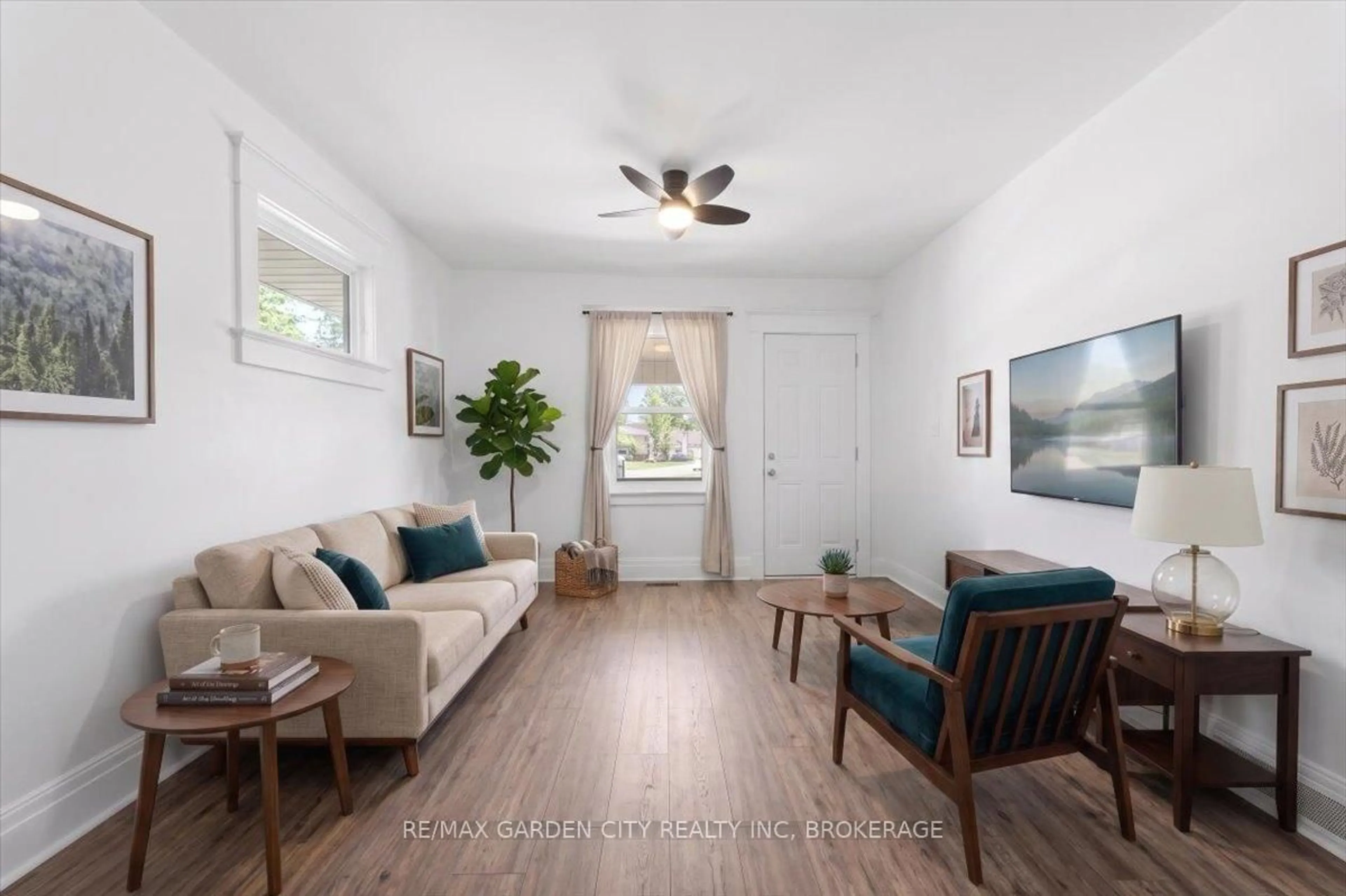 Living room with furniture, wood/laminate floor for 106 Carlton St, St. Catharines Ontario L2R 1R3