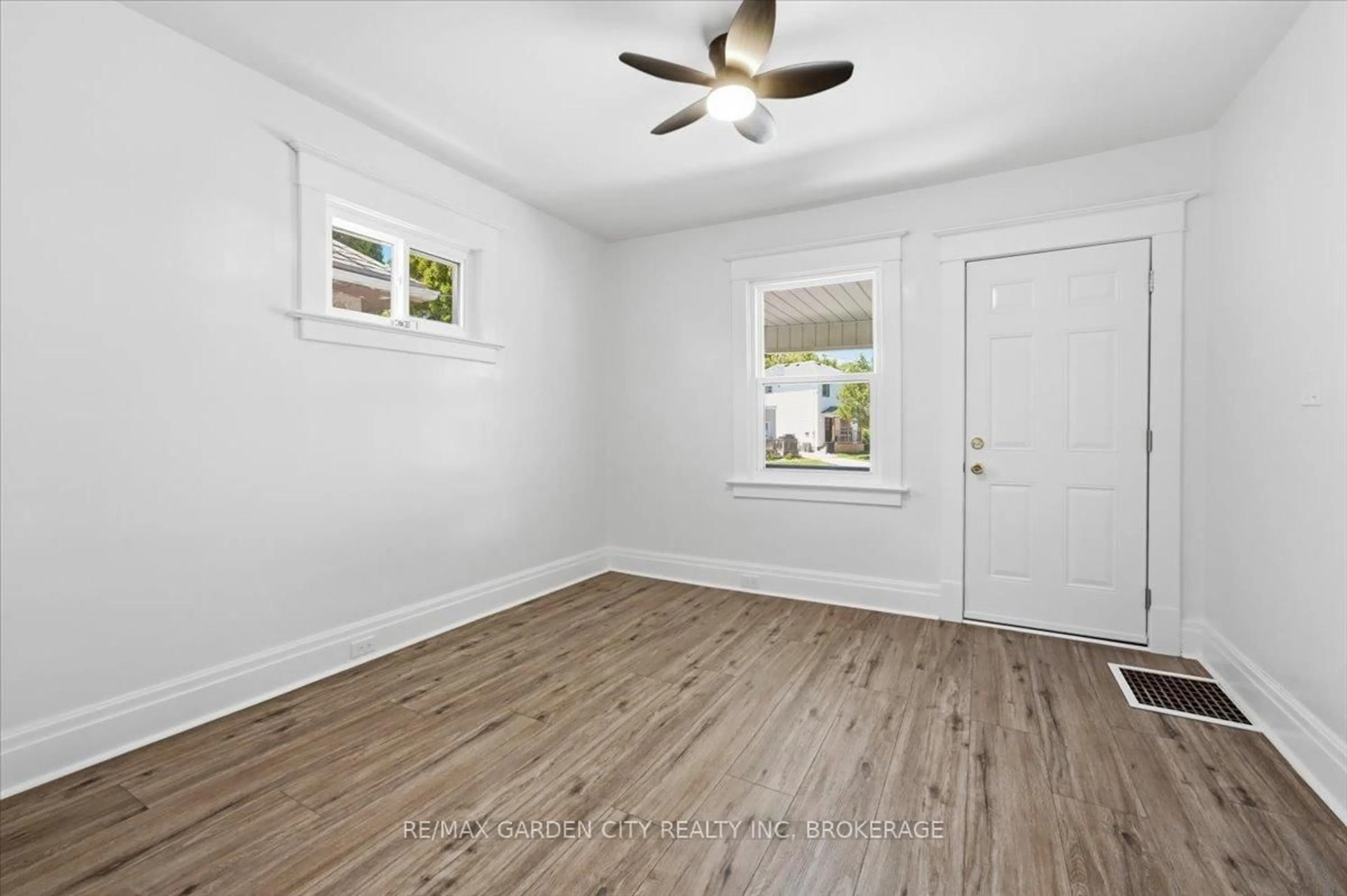 A pic of a room for 106 Carlton St, St. Catharines Ontario L2R 1R3