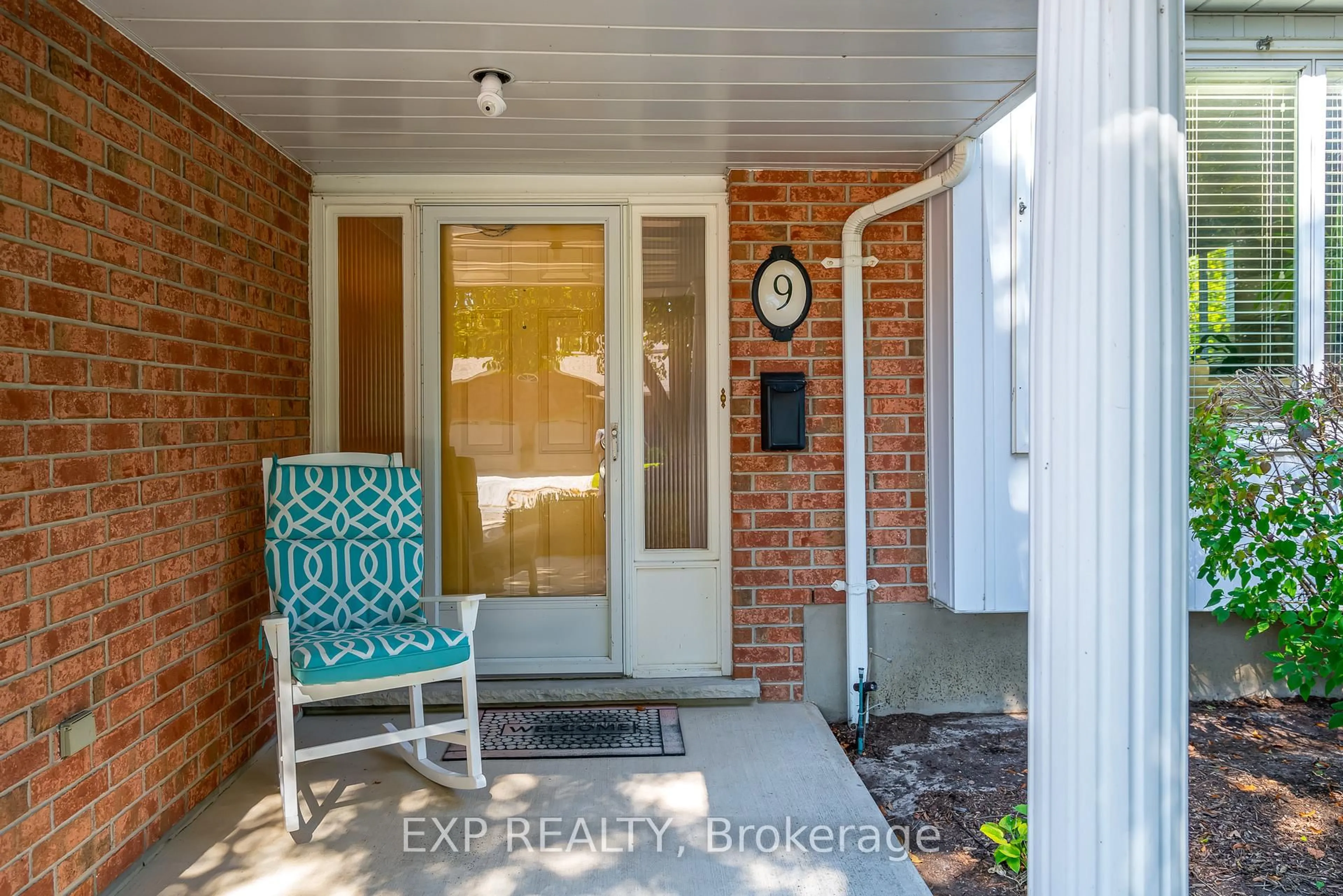 Indoor entryway for 9 Boese Crt, St. Catharines Ontario L2N 7E7
