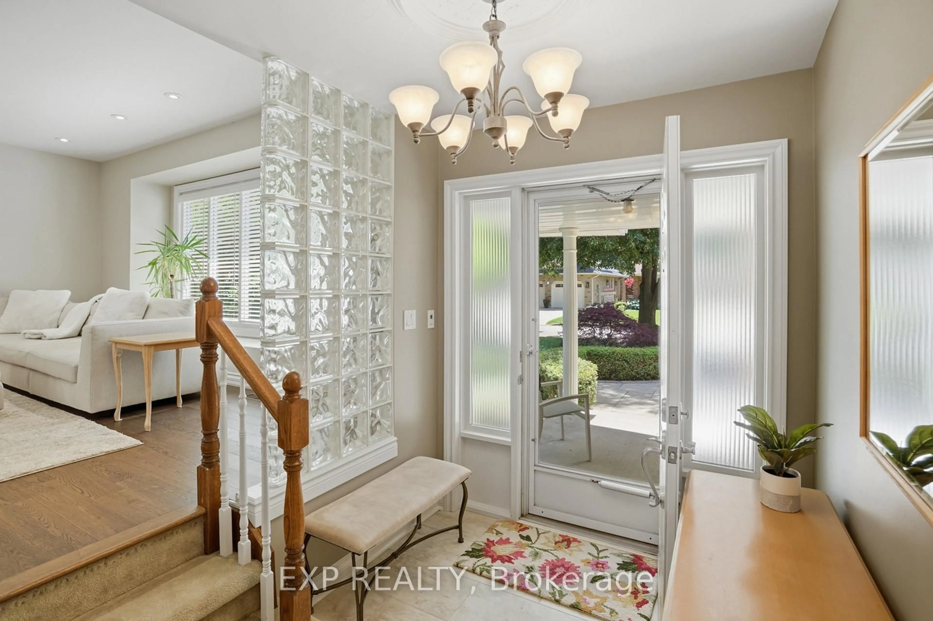 Indoor entryway for 9 Boese Crt, St. Catharines Ontario L2N 7E7