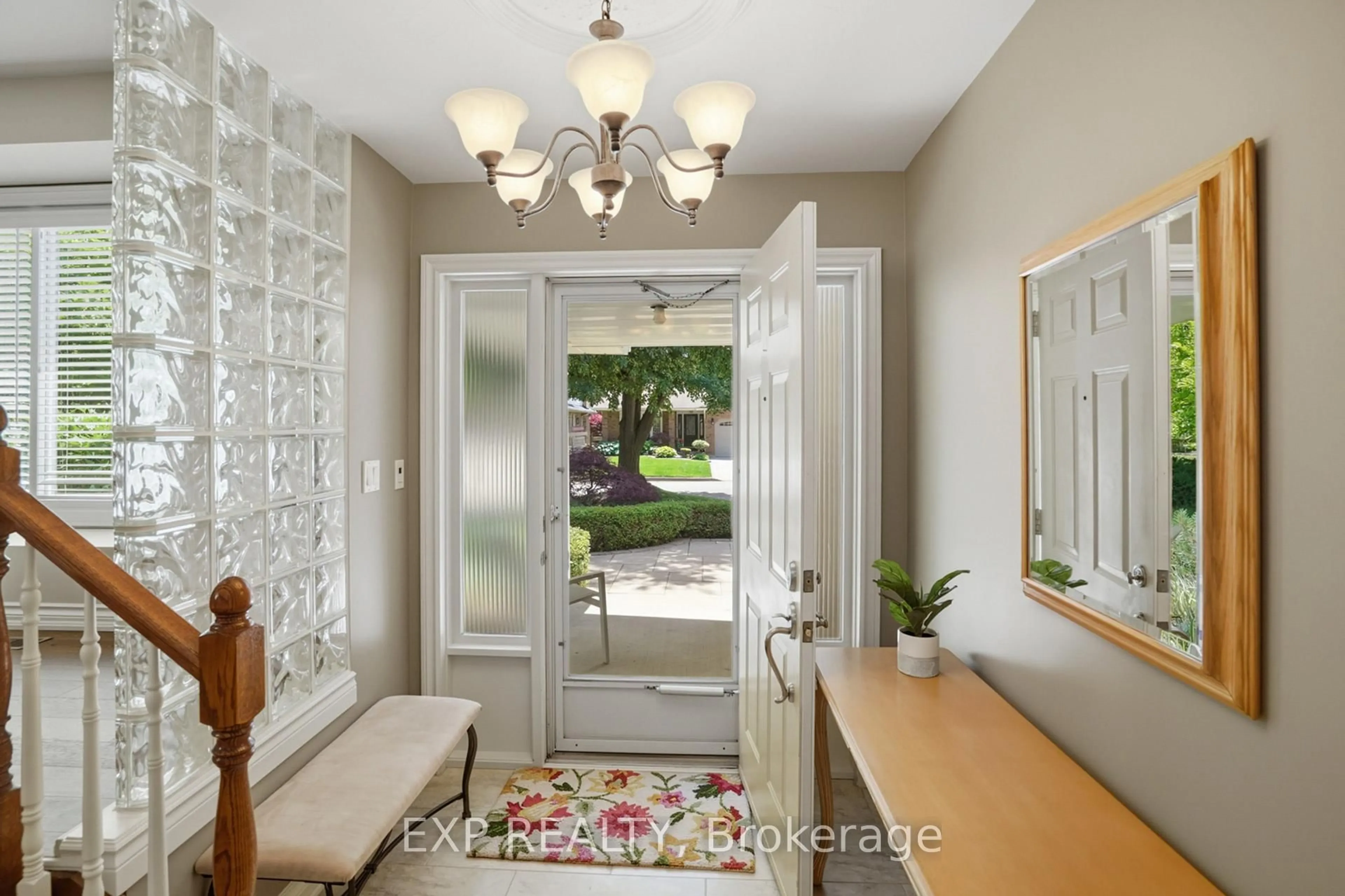 Indoor entryway for 9 Boese Crt, St. Catharines Ontario L2N 7E7
