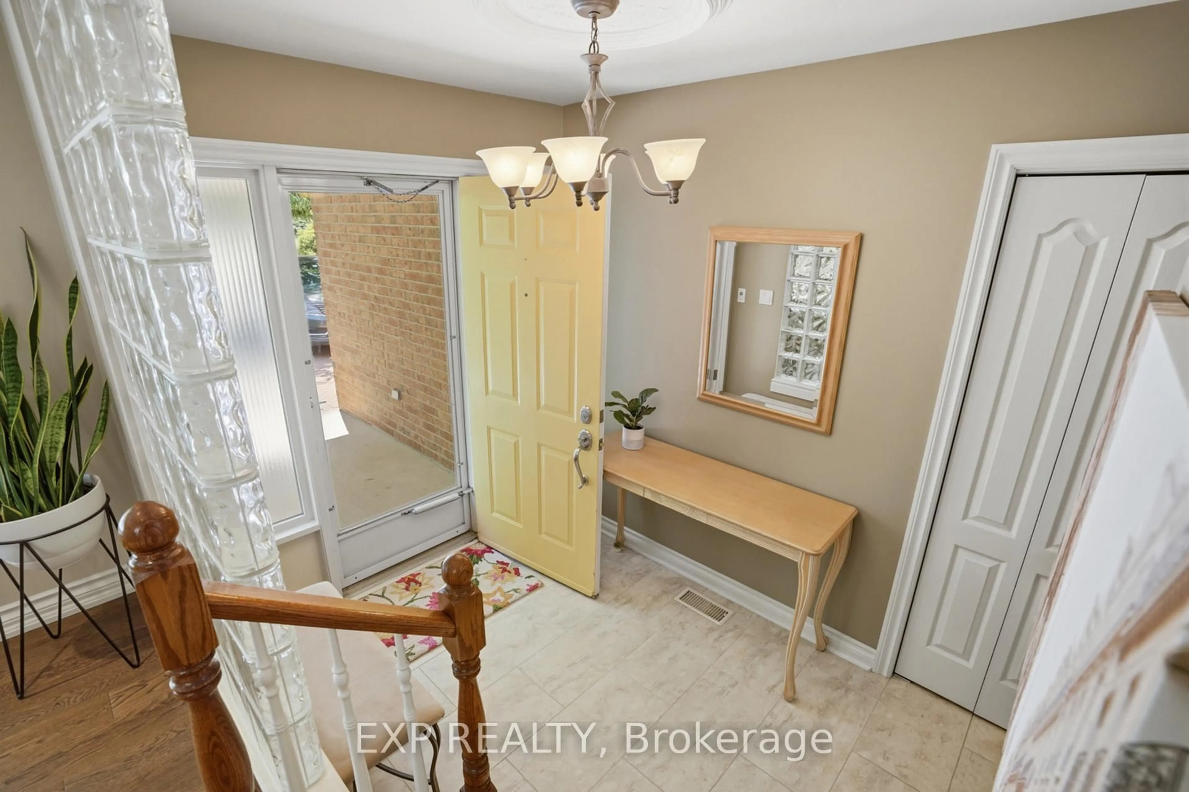 Indoor entryway for 9 Boese Crt, St. Catharines Ontario L2N 7E7