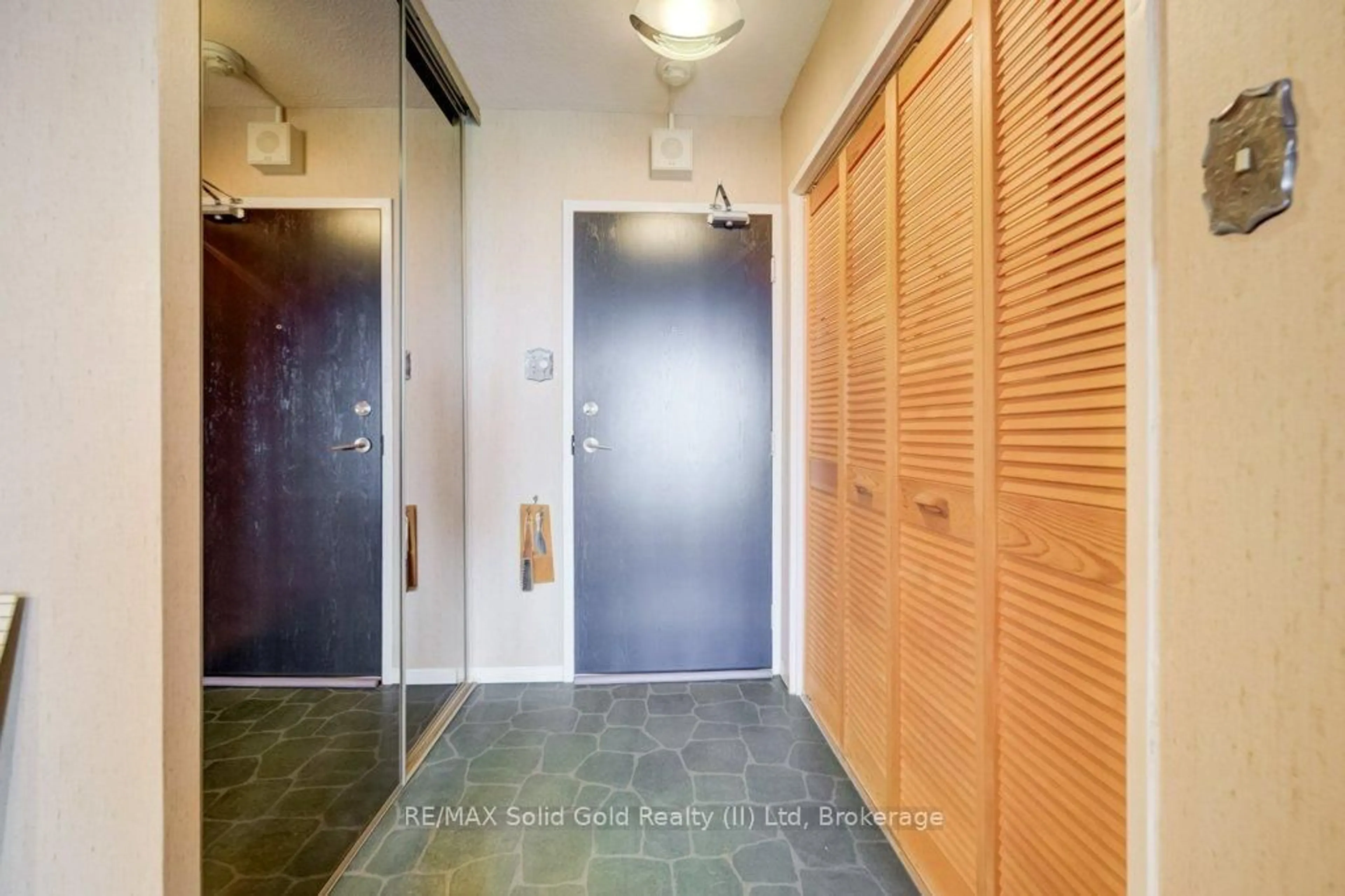 Indoor entryway for 81 Church St #1807, Kitchener Ontario N2G 4M1