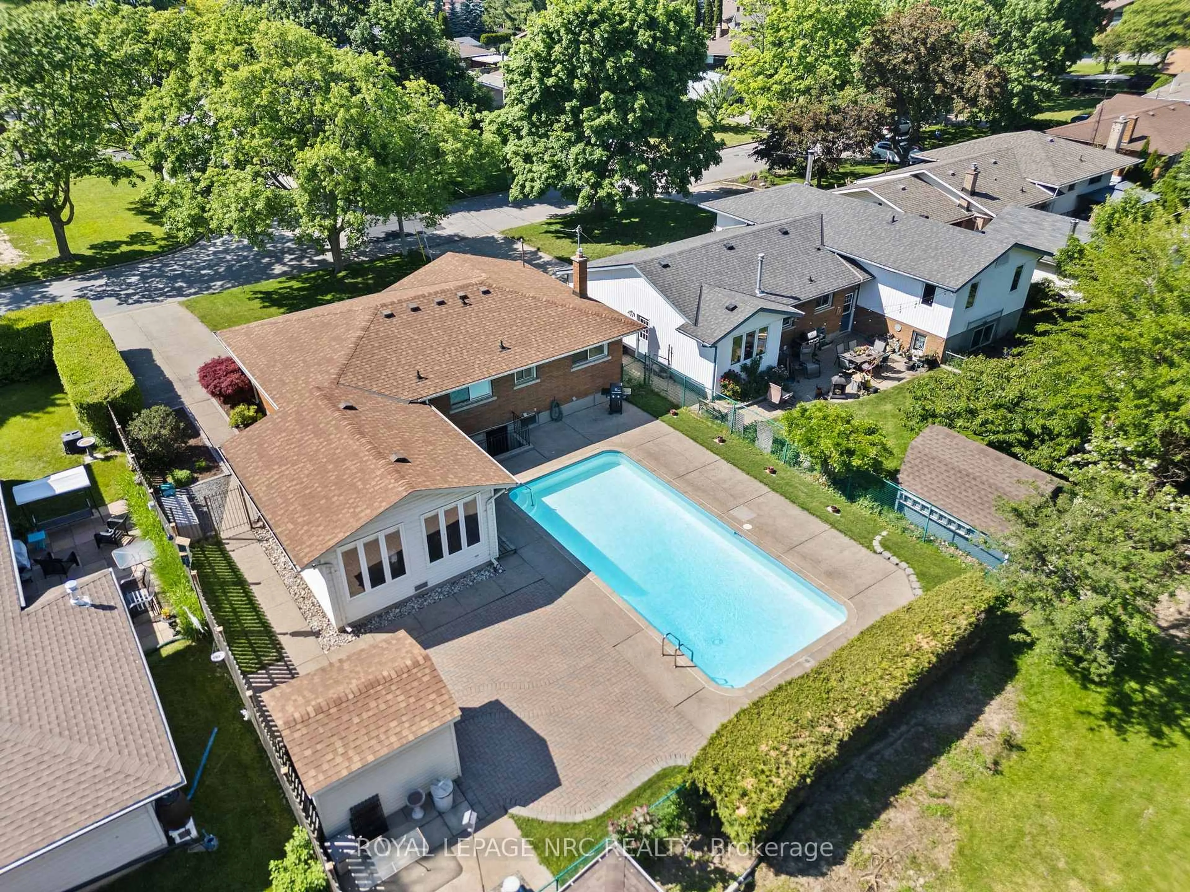 A pic from outside/outdoor area/front of a property/back of a property/a pic from drone, unknown for 116 Windward St, St. Catharines Ontario L2M 4C6