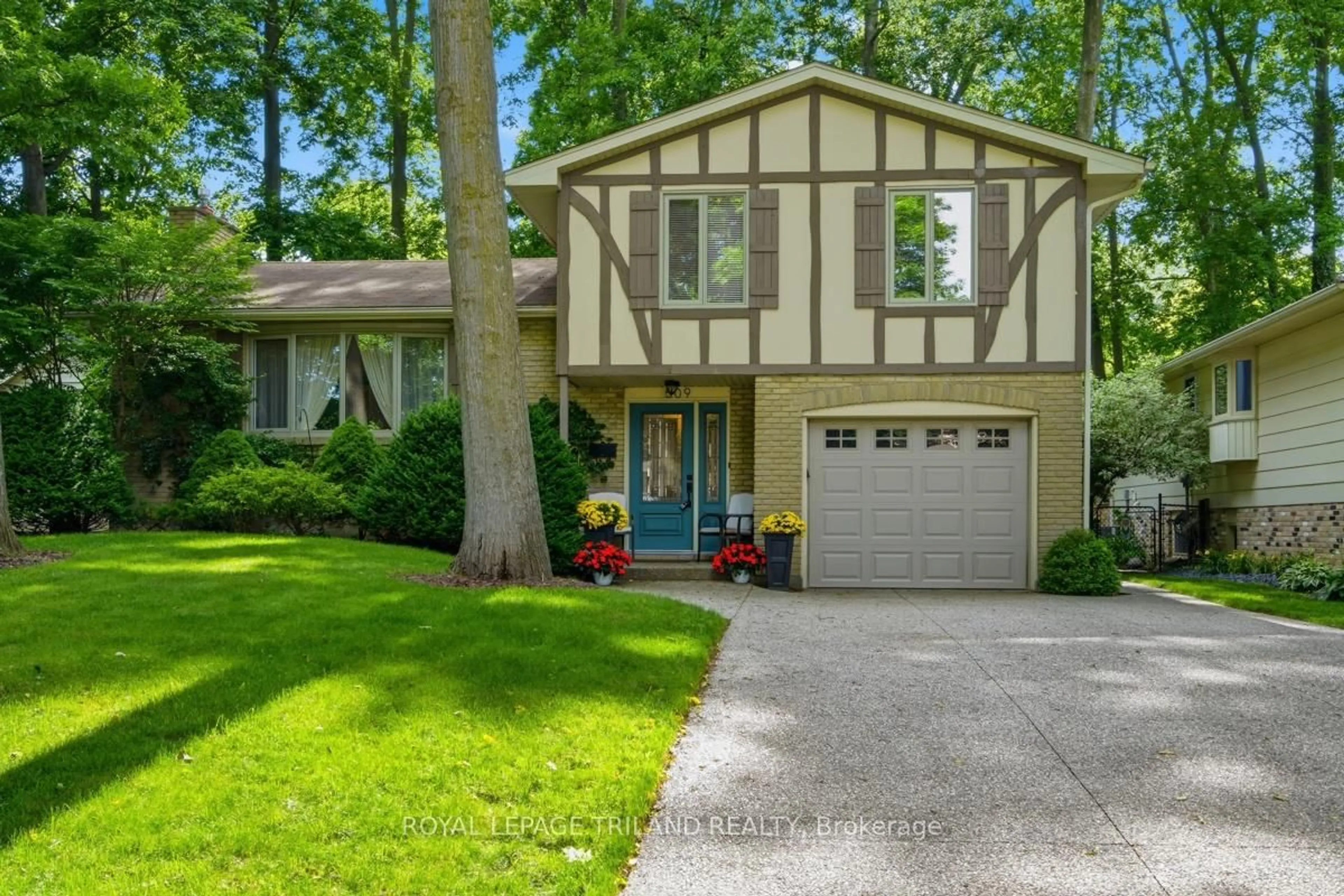 Home with vinyl exterior material, street for 509 Belvedere Ave, London South Ontario N6K 2R3