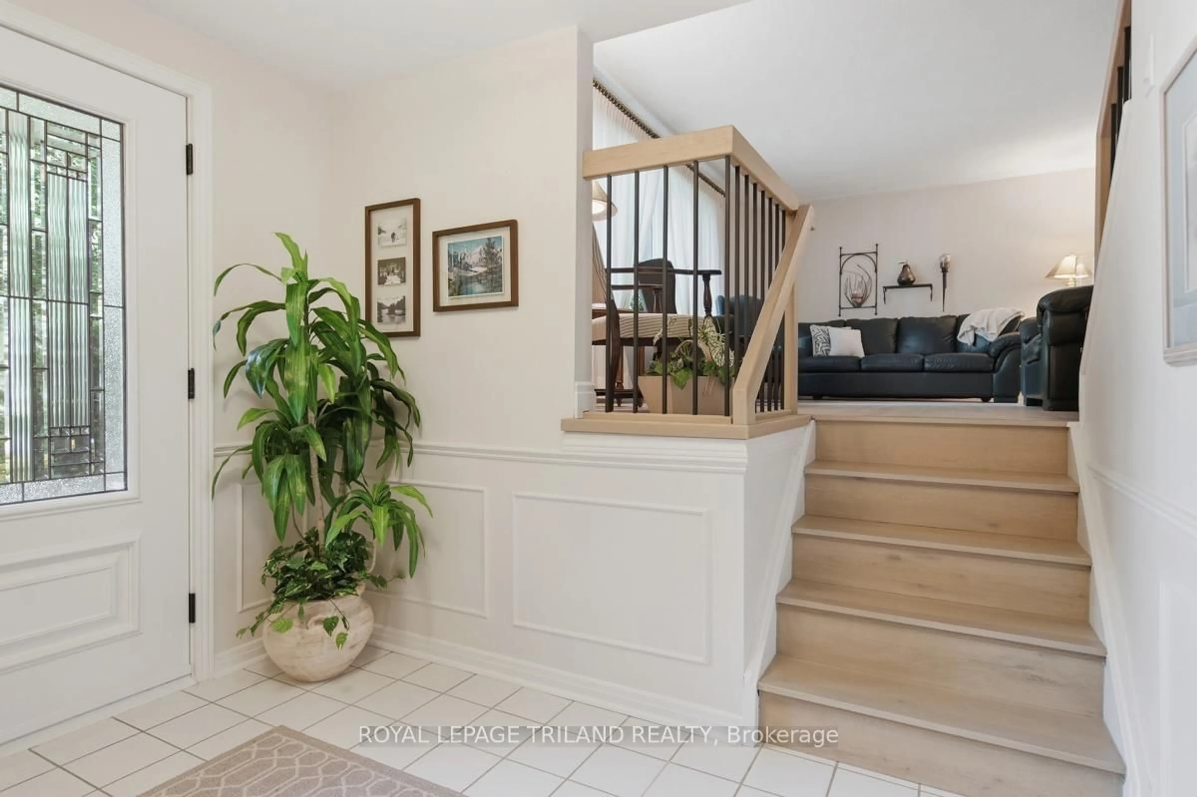 Indoor foyer for 509 Belvedere Ave, London South Ontario N6K 2R3