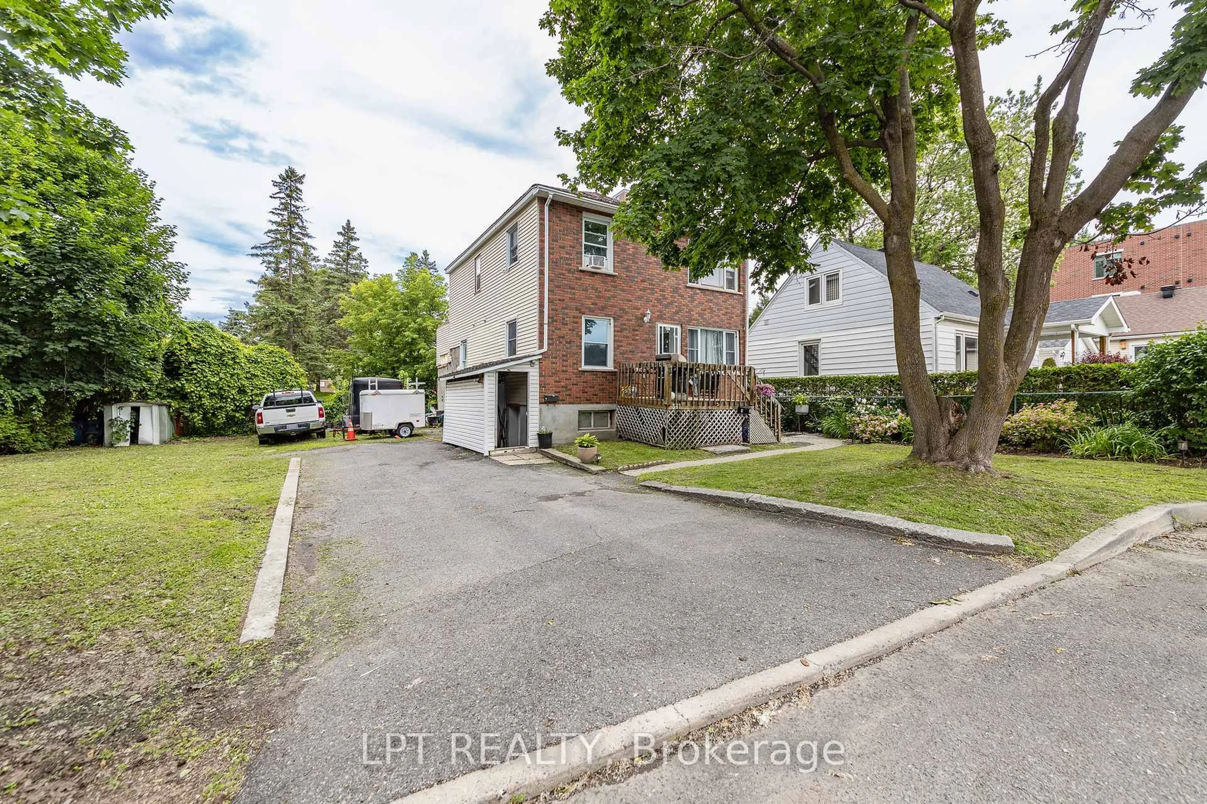 A pic from outside/outdoor area/front of a property/back of a property/a pic from drone, street for 361 Iberville St, Ottawa Ontario K1L 6G1