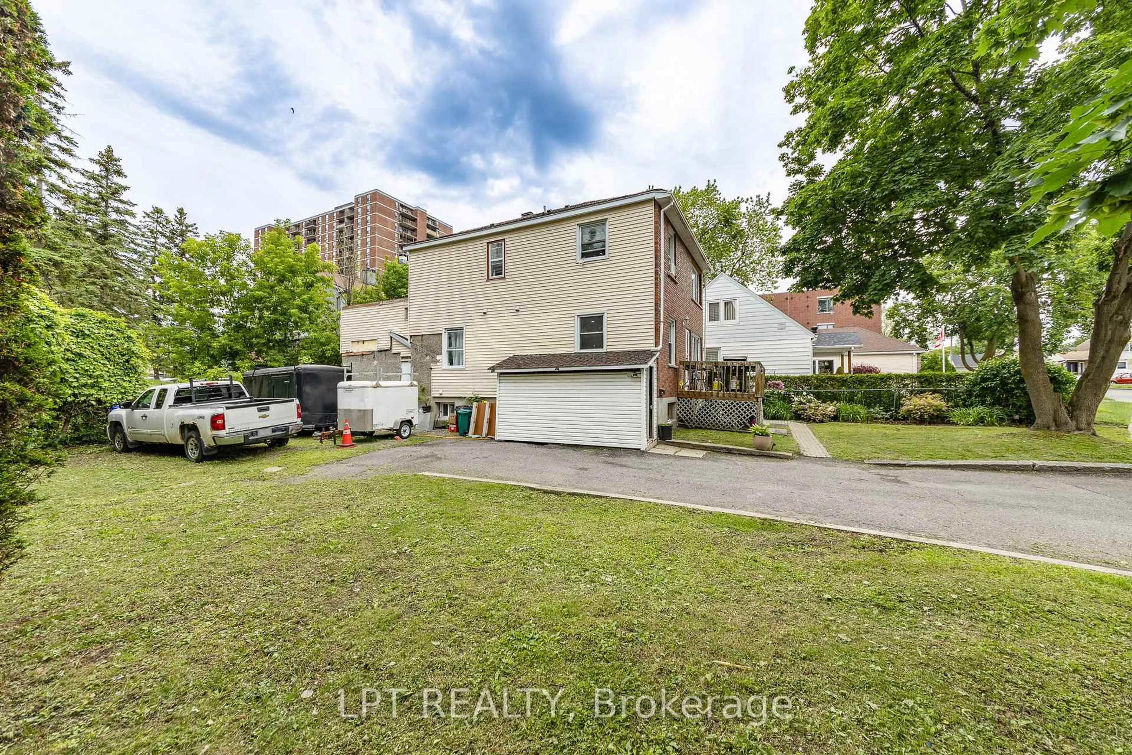 A pic from outside/outdoor area/front of a property/back of a property/a pic from drone, street for 361 Iberville St, Ottawa Ontario K1L 6G1