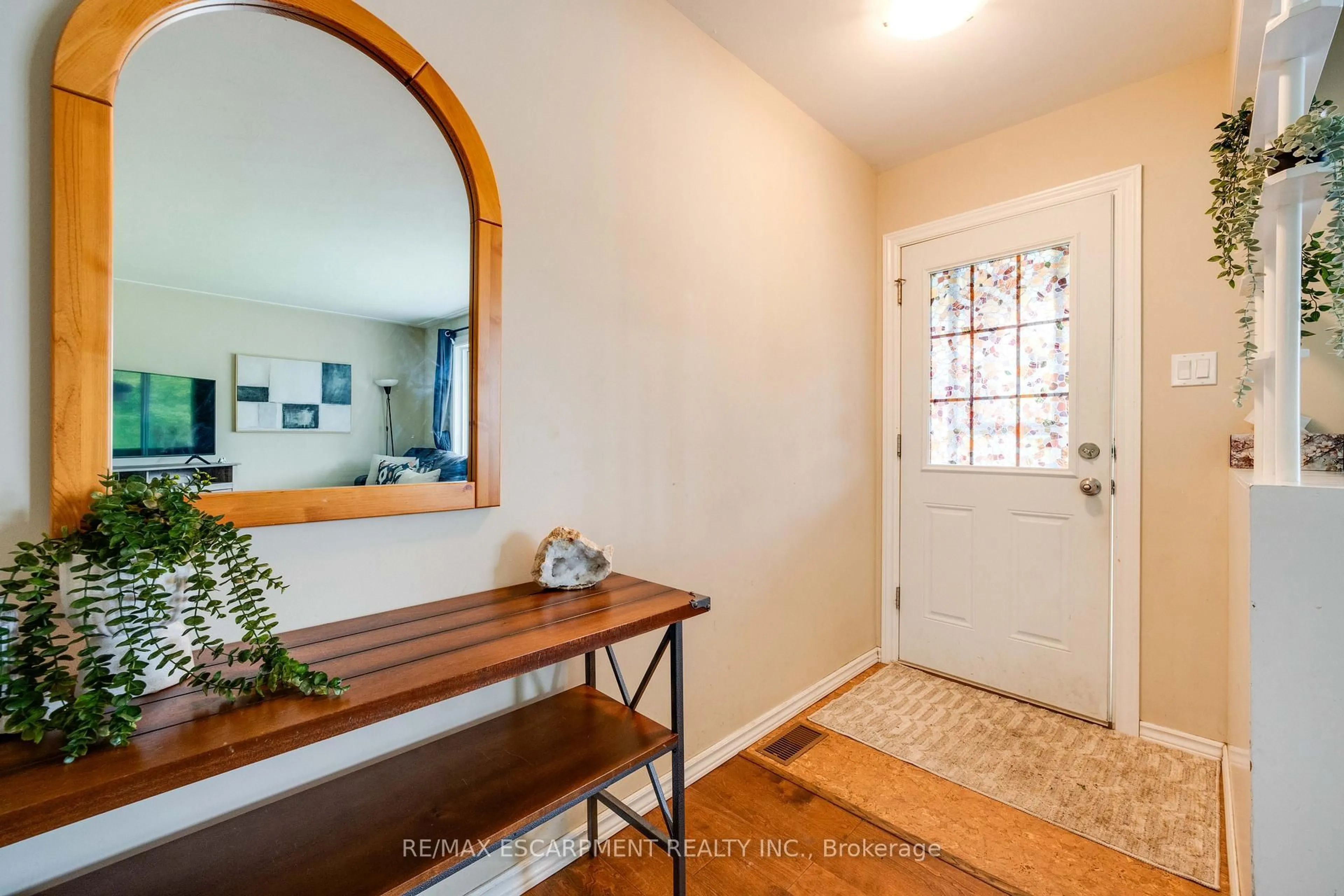 Indoor entryway for 69 Tollgate Rd, Brantford Ontario N3R 4Z5