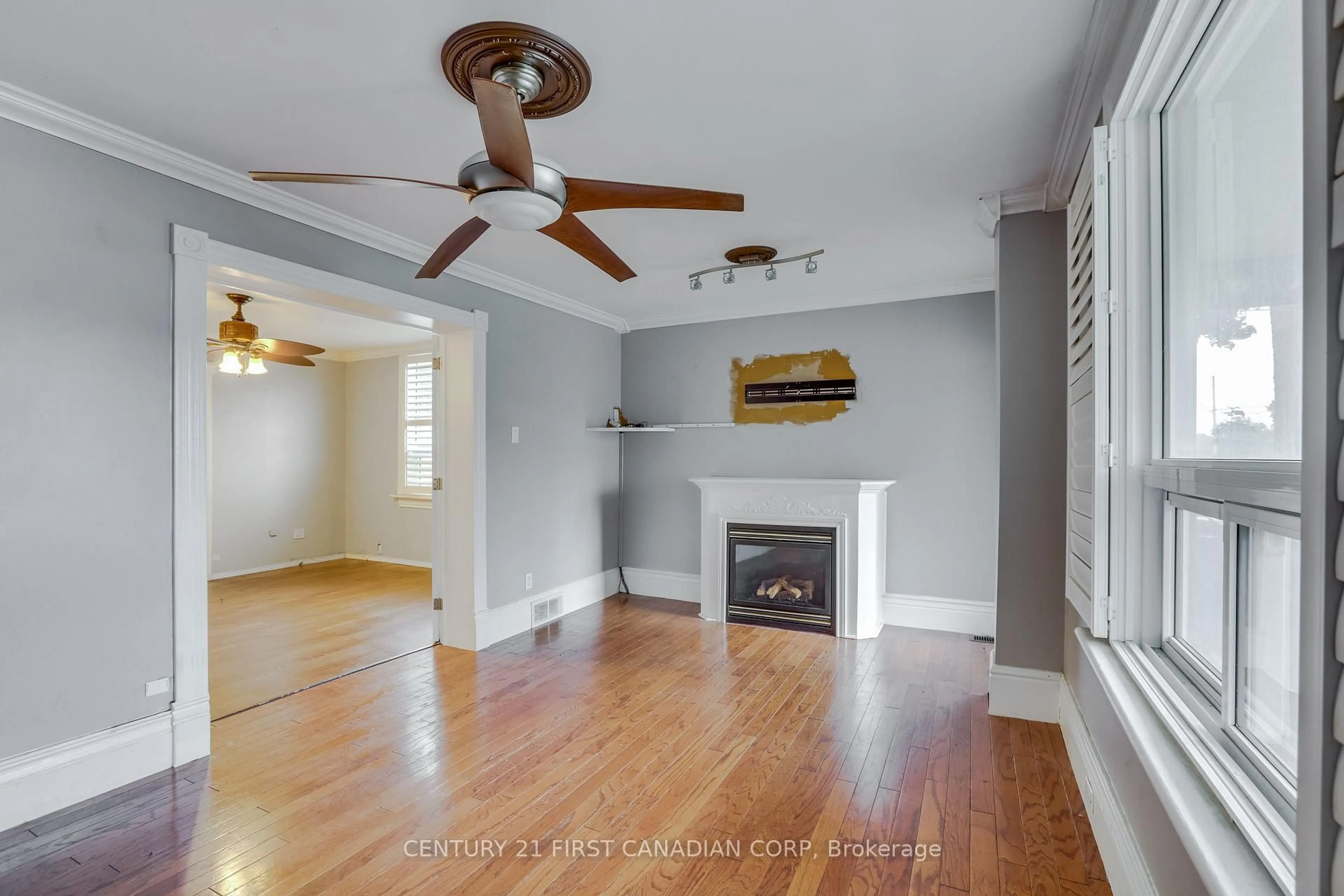 Living room with furniture, wood/laminate floor for 16 Lansdowne Ave, London East Ontario N5Z 1X8