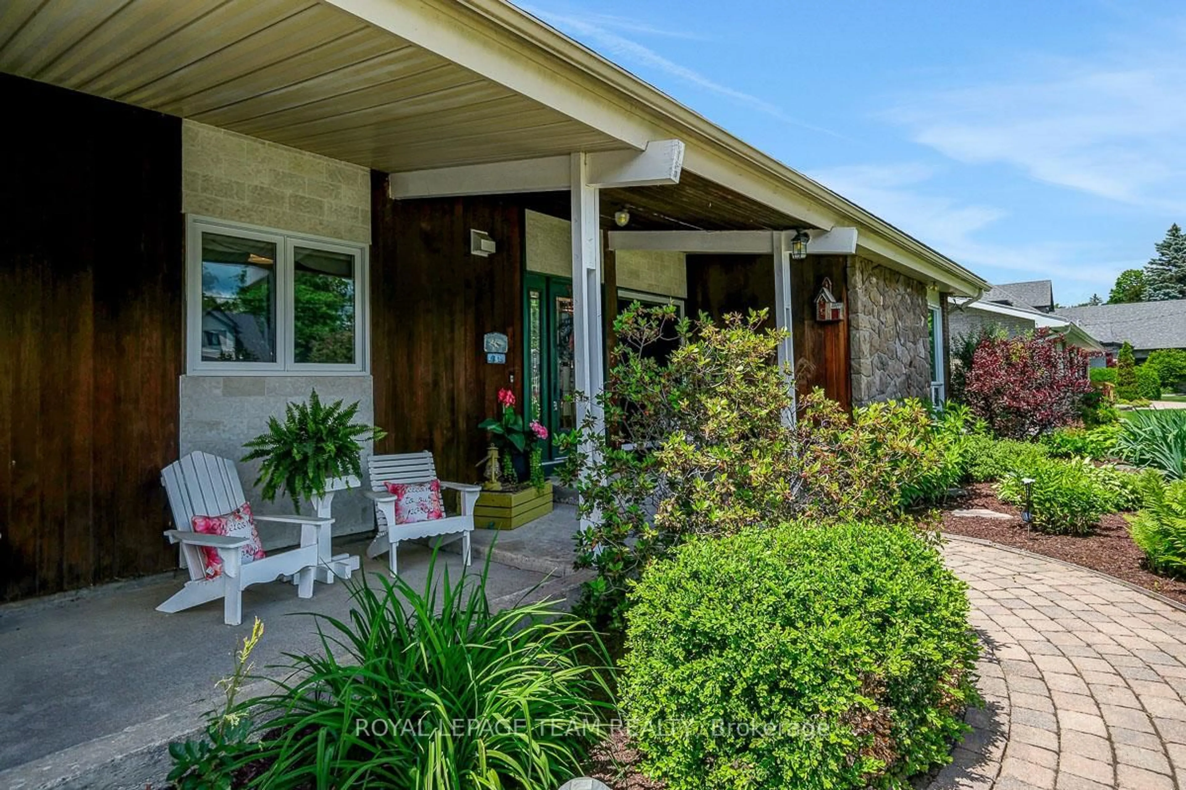 Patio, street for 5576 South River Dr, Manotick Ontario K4M 1J4