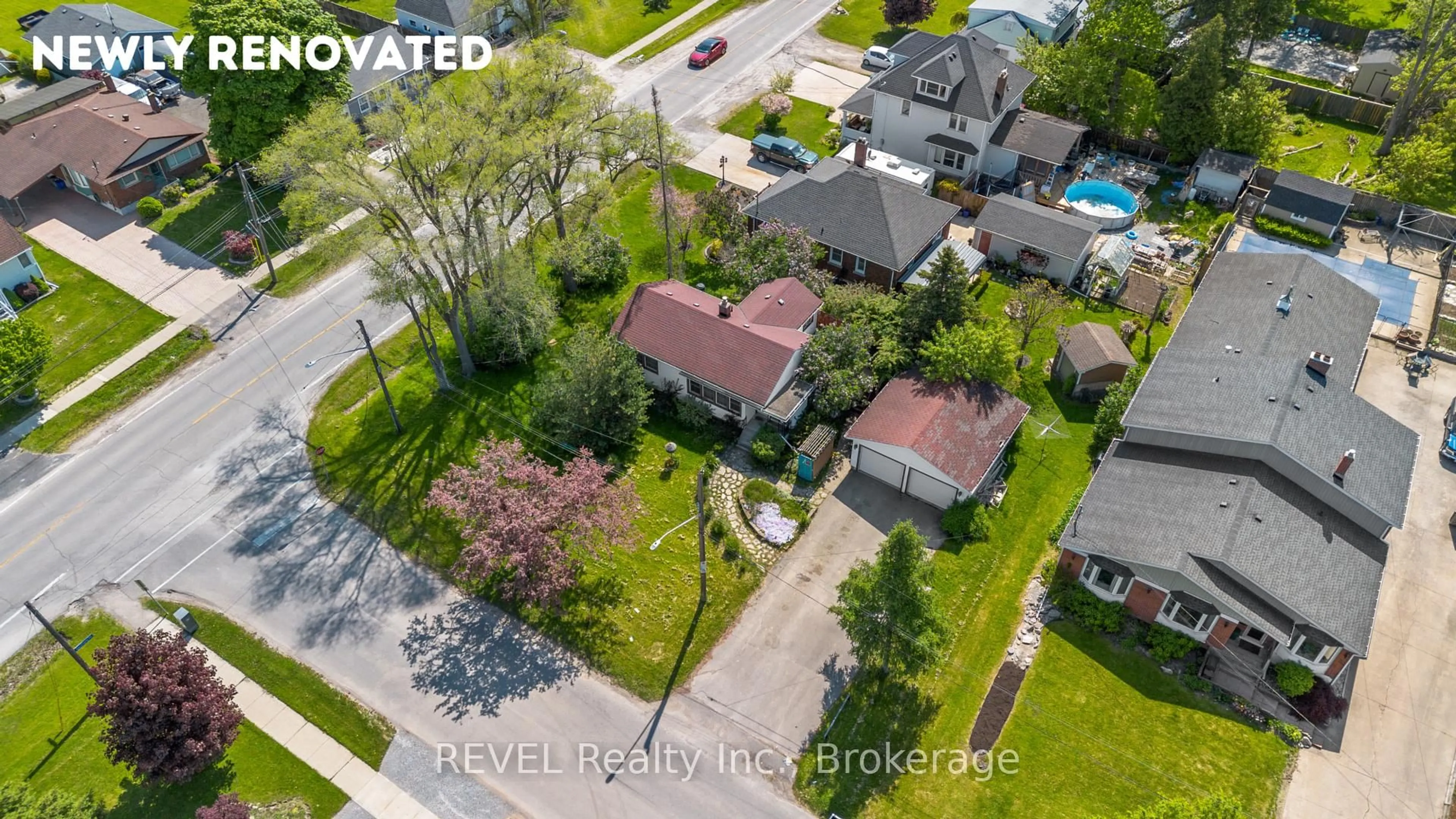 A pic from outside/outdoor area/front of a property/back of a property/a pic from drone, street for 7962 Booth St, Niagara Falls Ontario L2H 1E8