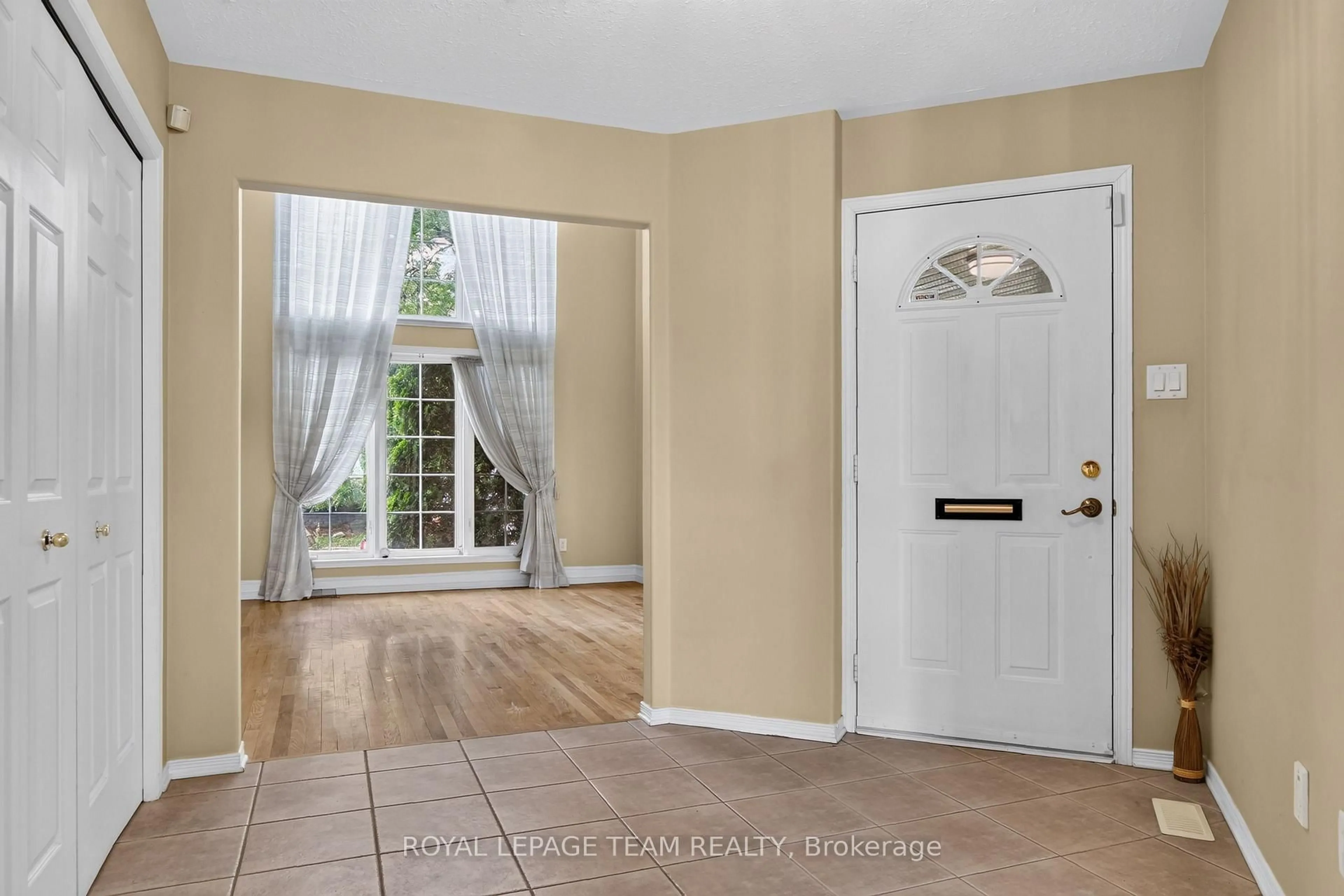 Indoor entryway for 1115 Grenon Ave, Ottawa Ontario K2B 1A9