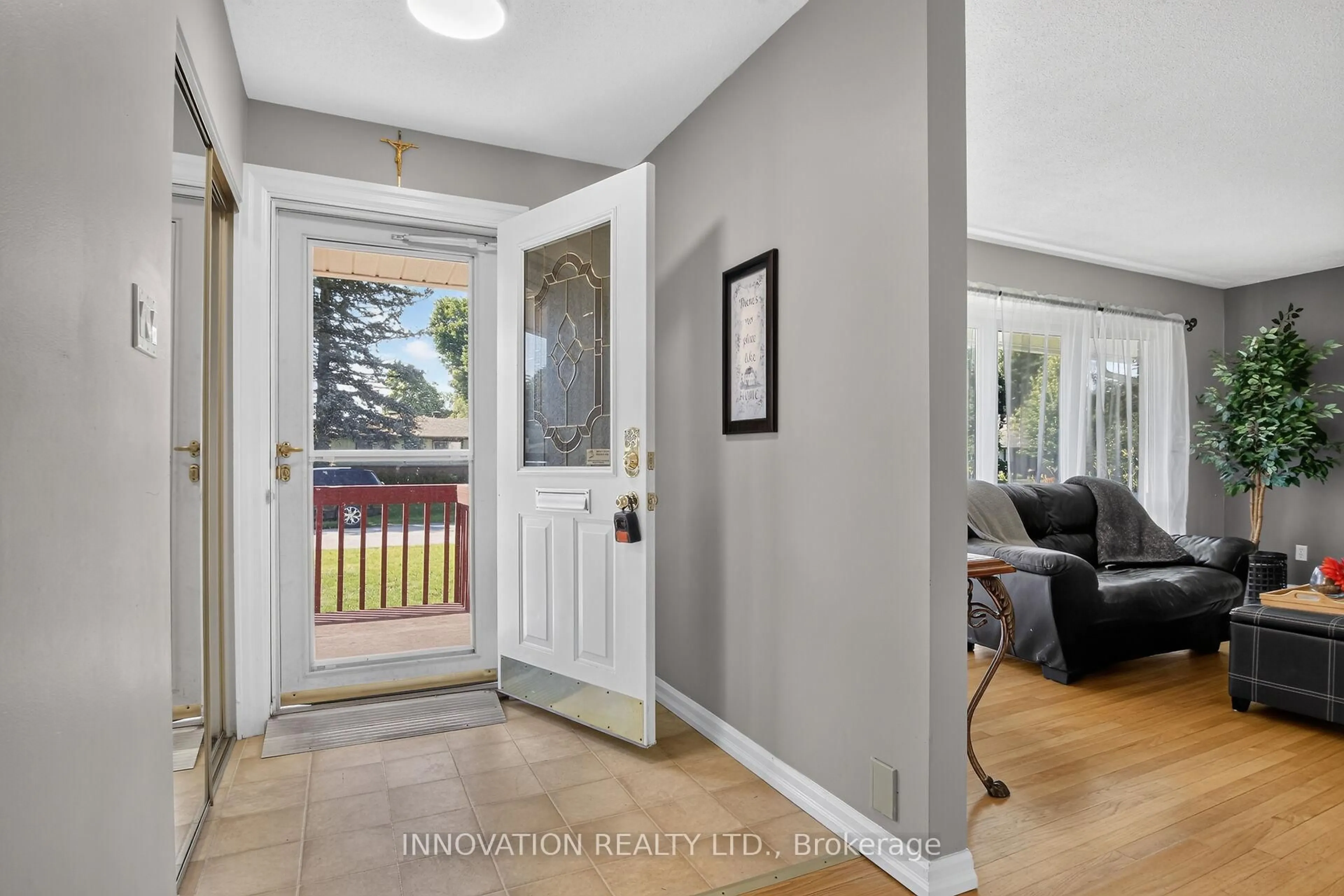 Indoor entryway for 13 Dorland Cres, Ottawa Ontario K2H 6E6