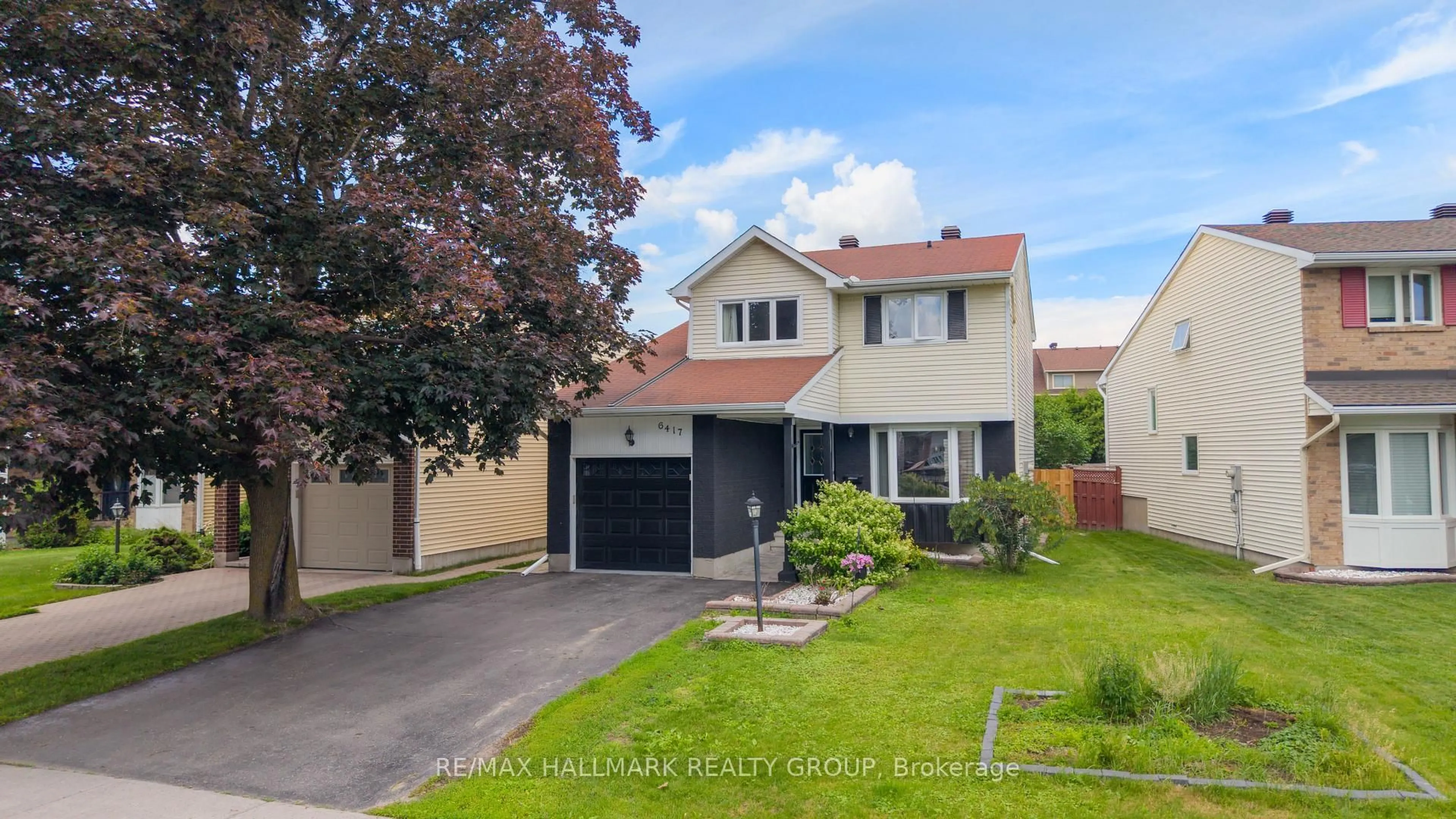 A pic from outside/outdoor area/front of a property/back of a property/a pic from drone, street for 6417 St Louis Dr, Ottawa Ontario K1C 2X9