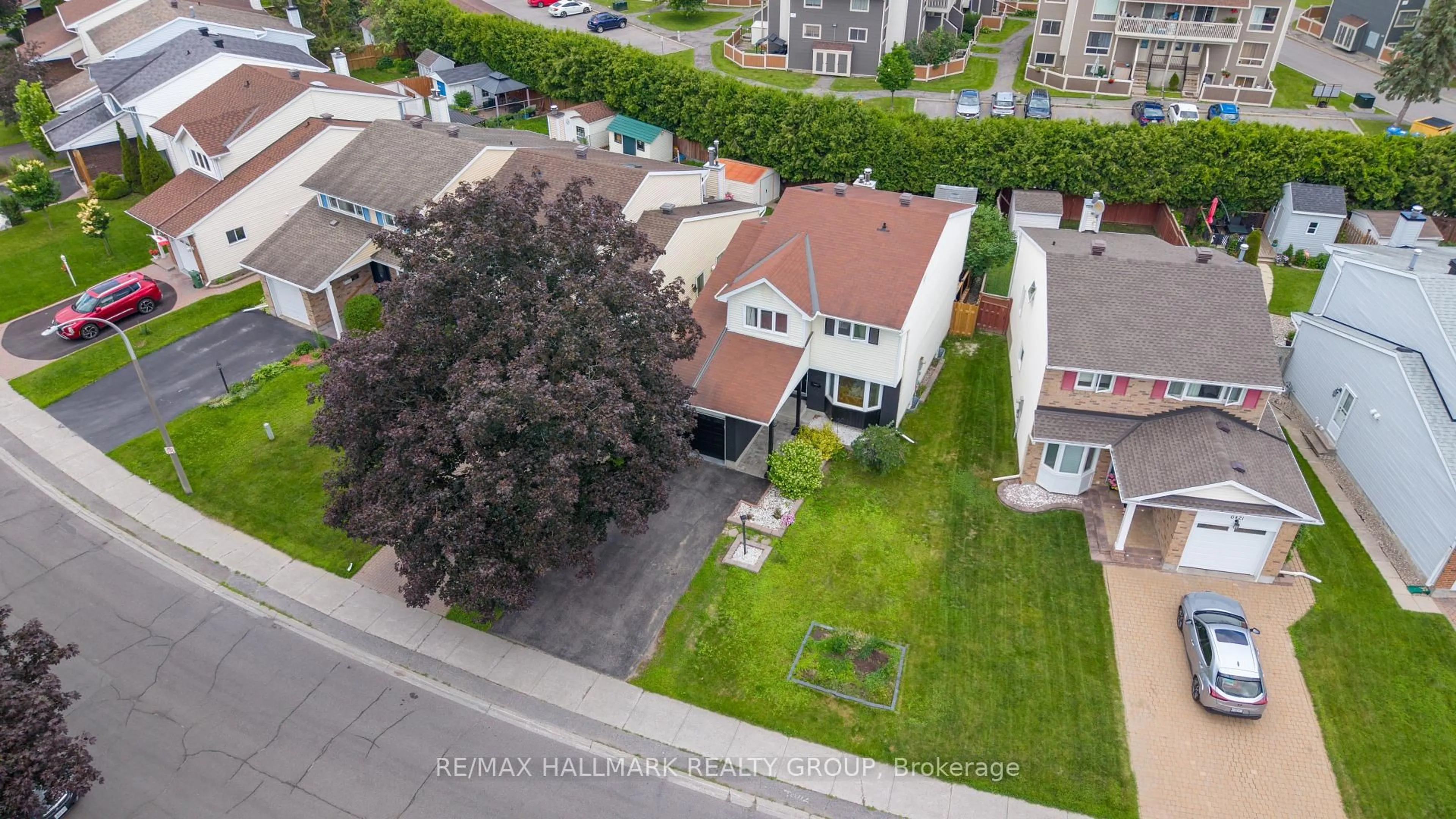 A pic from outside/outdoor area/front of a property/back of a property/a pic from drone, street for 6417 St Louis Dr, Ottawa Ontario K1C 2X9
