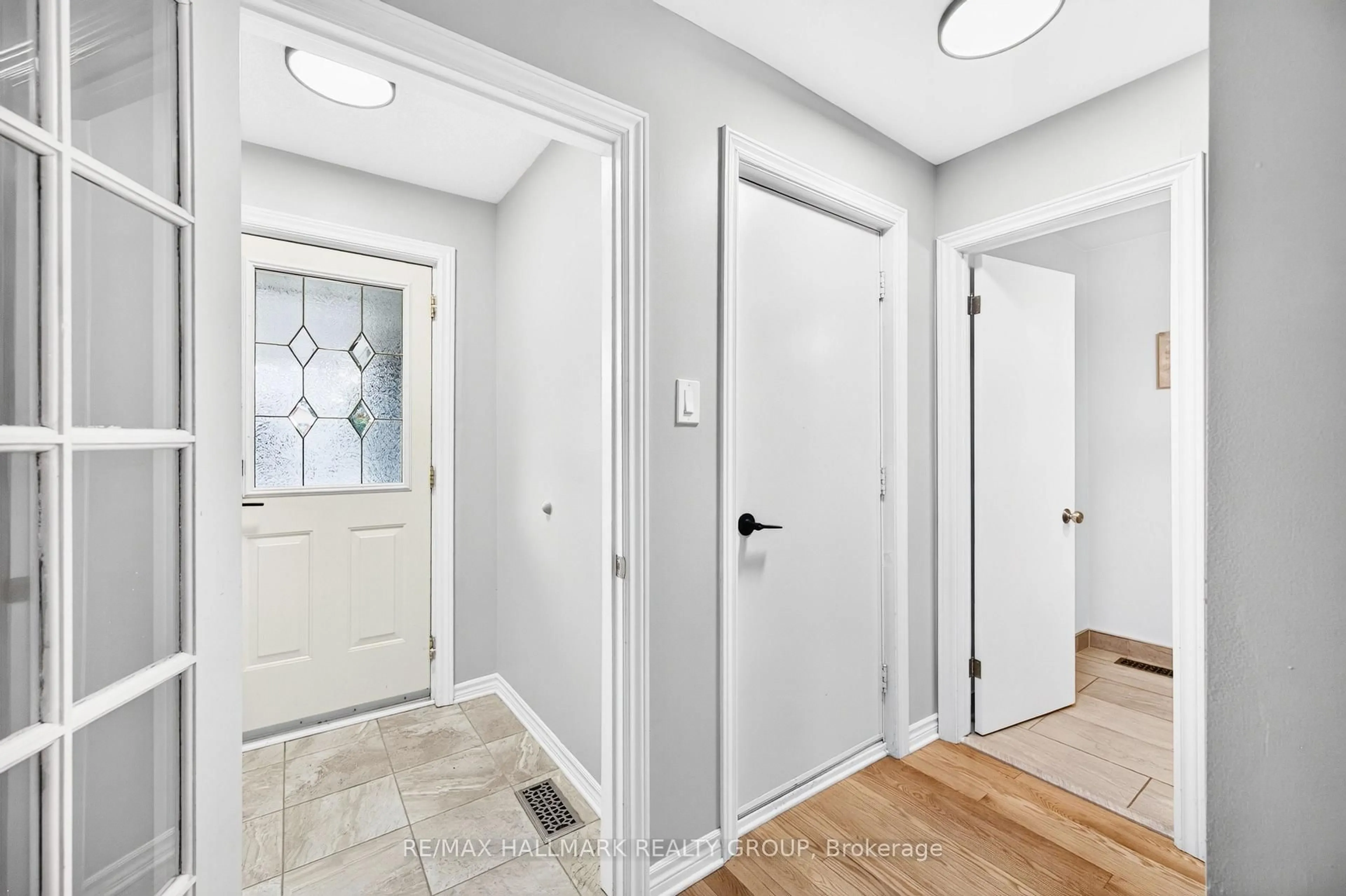 Indoor entryway for 6417 St Louis Dr, Ottawa Ontario K1C 2X9