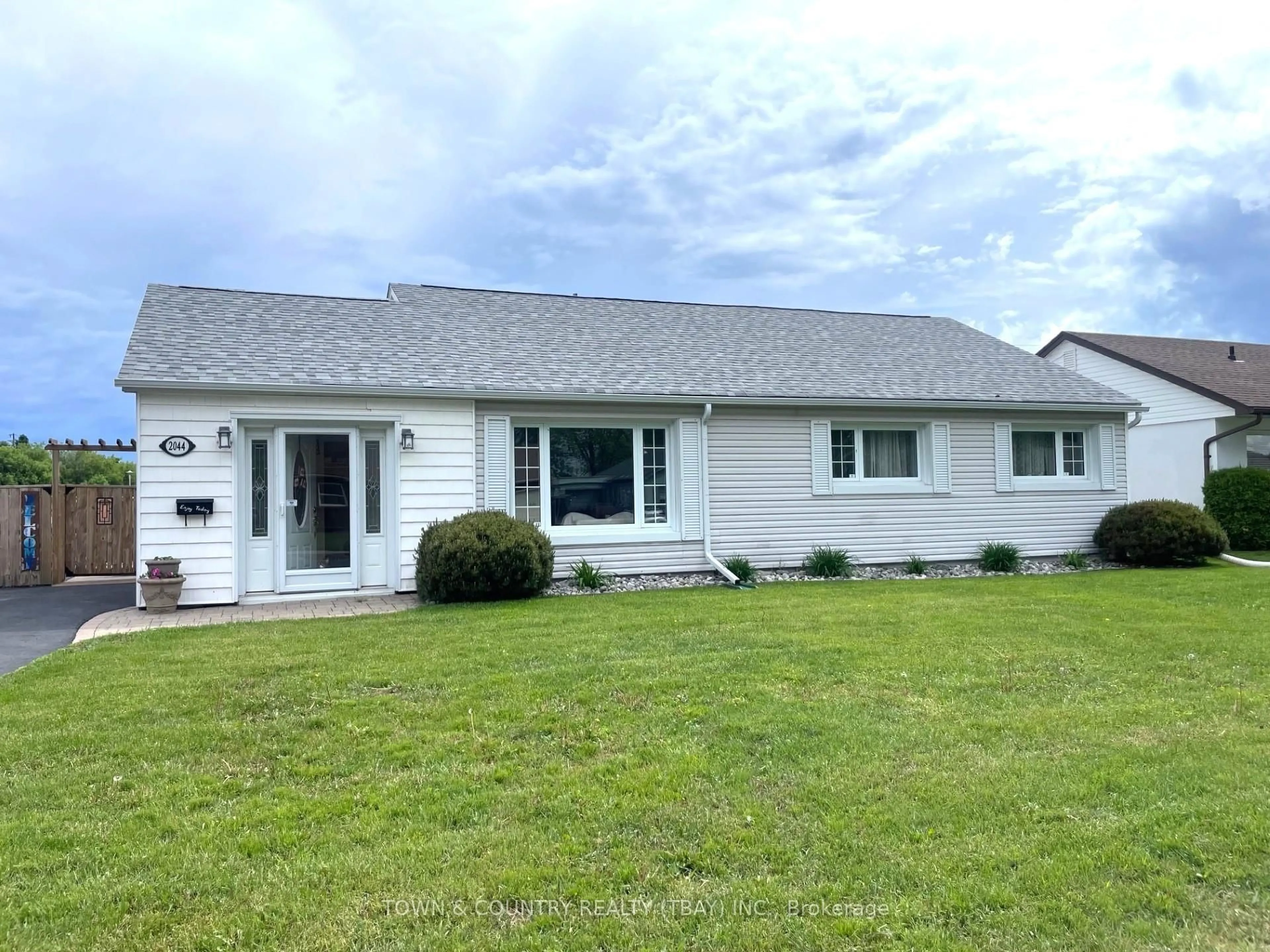 Home with vinyl exterior material, unknown for 2044 Begin St, Thunder Bay Ontario P7E 5L5