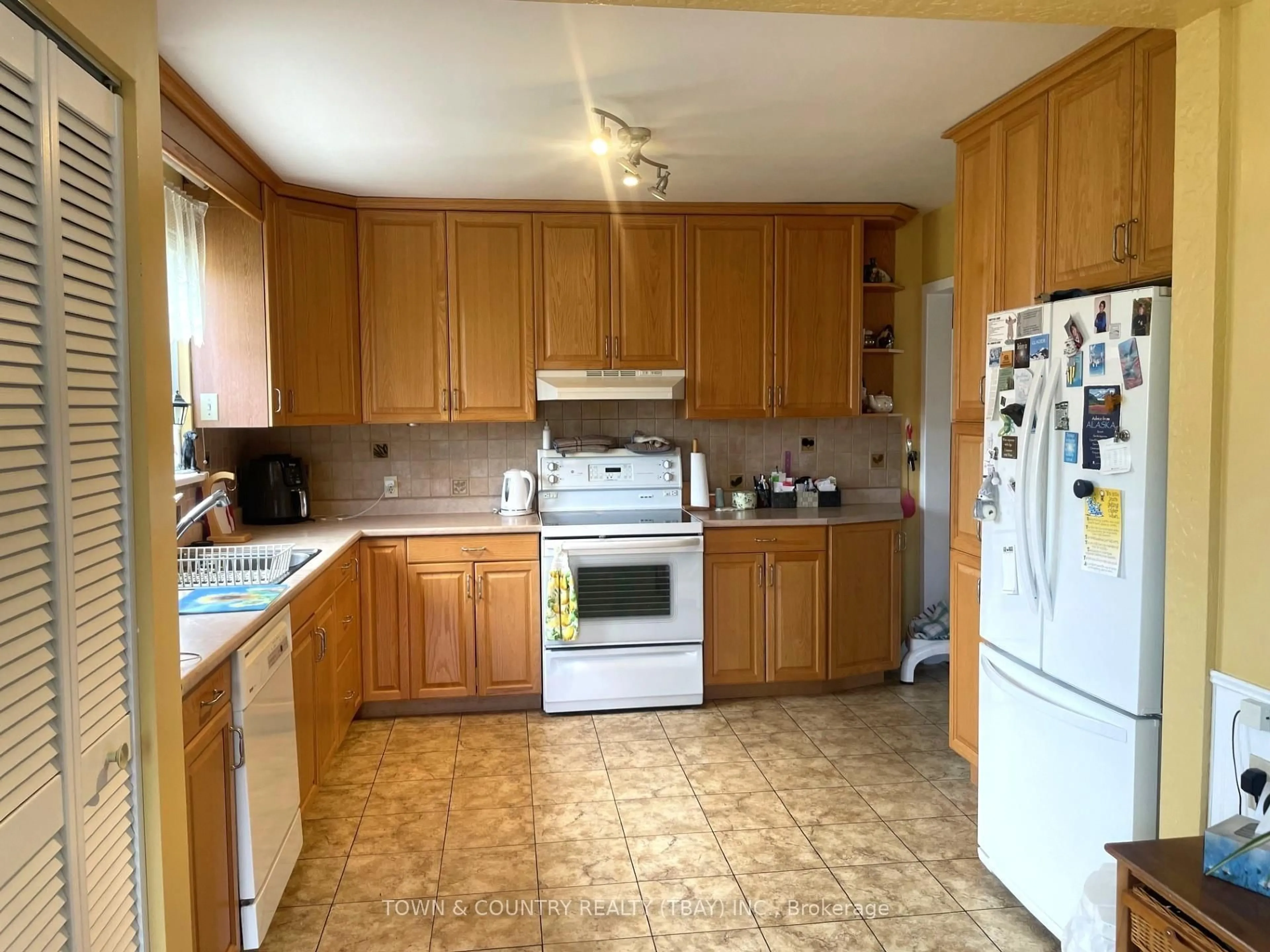 Standard kitchen, unknown for 2044 Begin St, Thunder Bay Ontario P7E 5L5