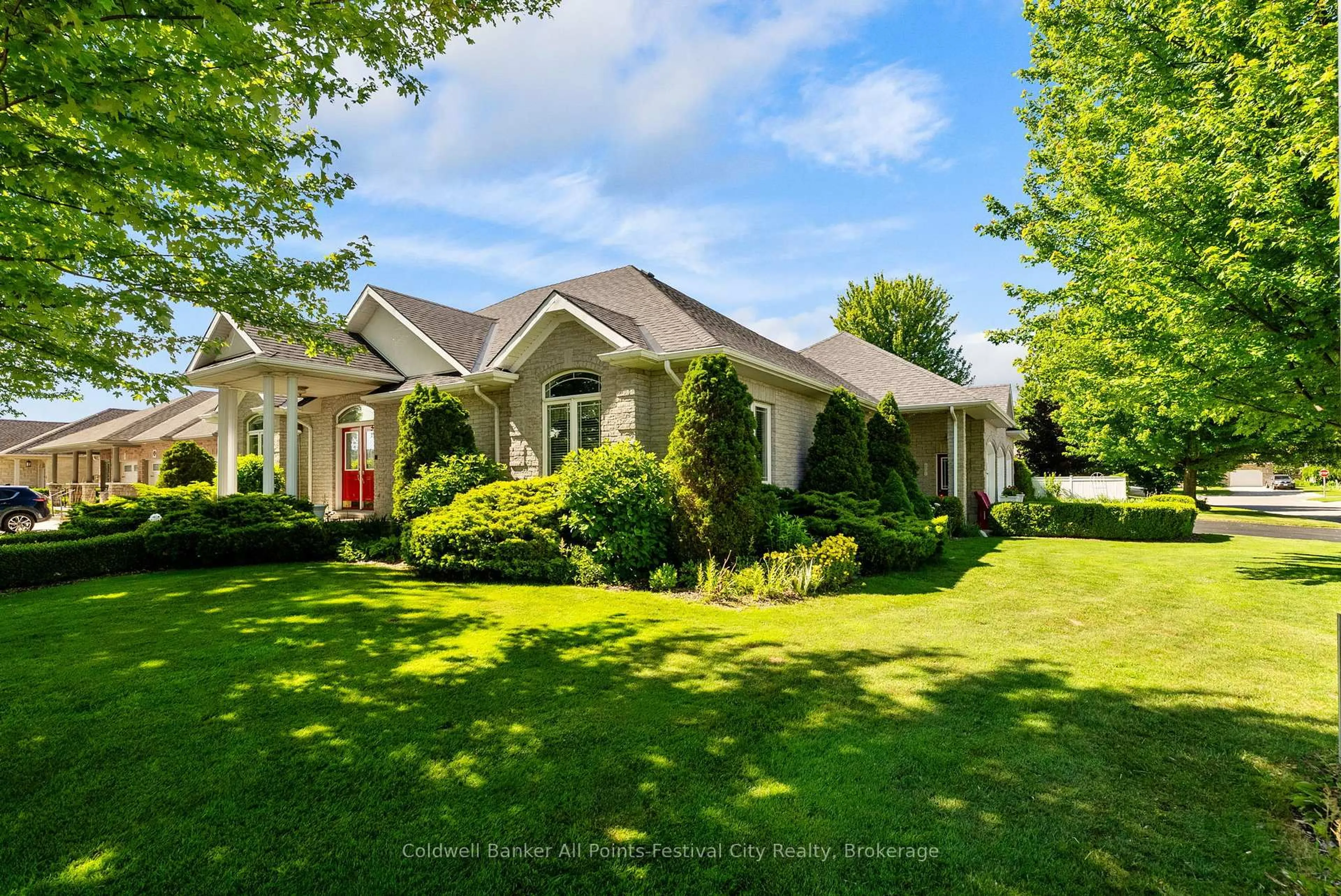 A pic from outside/outdoor area/front of a property/back of a property/a pic from drone, unknown for 136 Bethune Cres, Goderich Ontario N7A 4M2