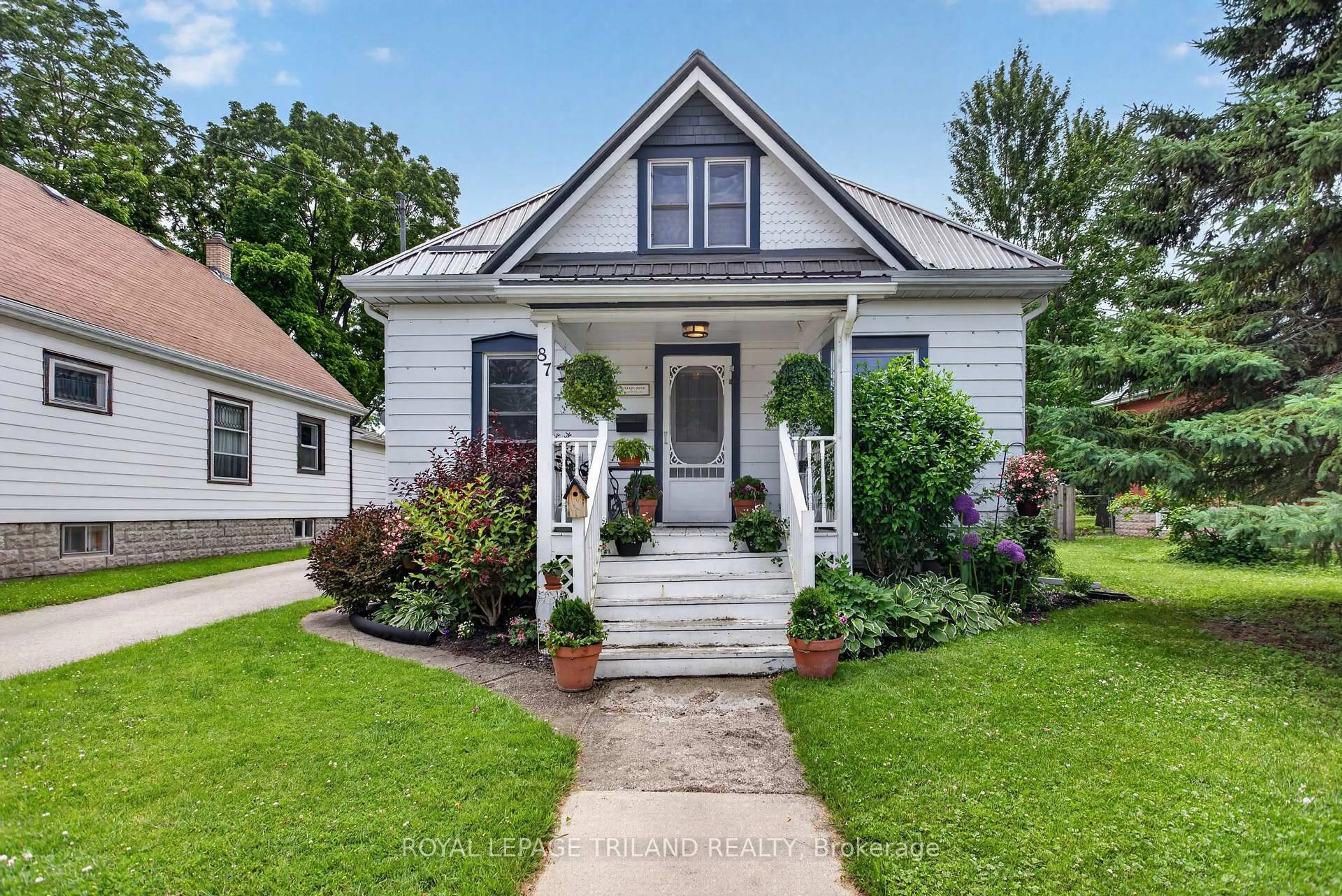 Home with vinyl exterior material, street for 87 Chestnut St, St. Thomas Ontario N5R 2B1