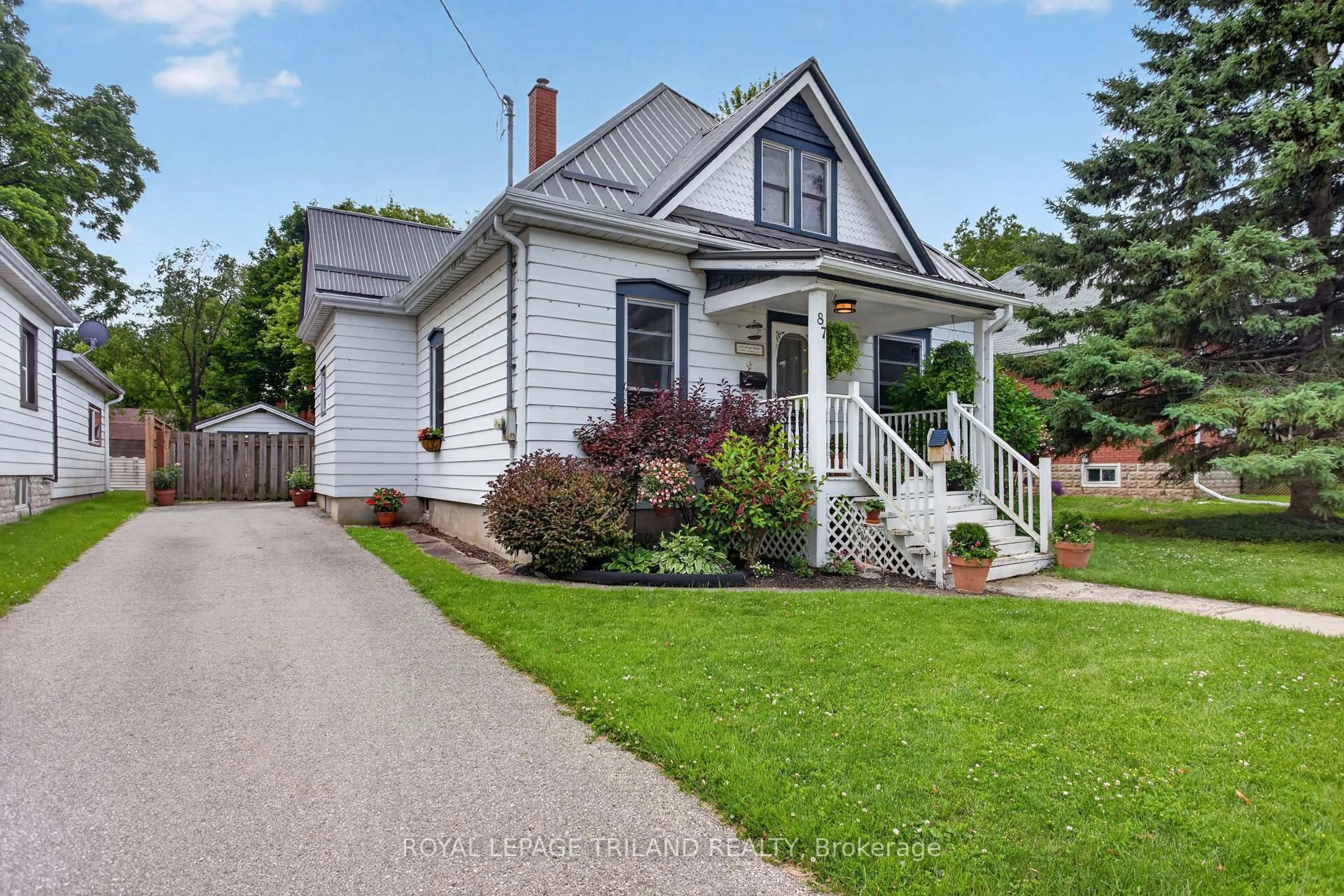 Home with vinyl exterior material, street for 87 Chestnut St, St. Thomas Ontario N5R 2B1