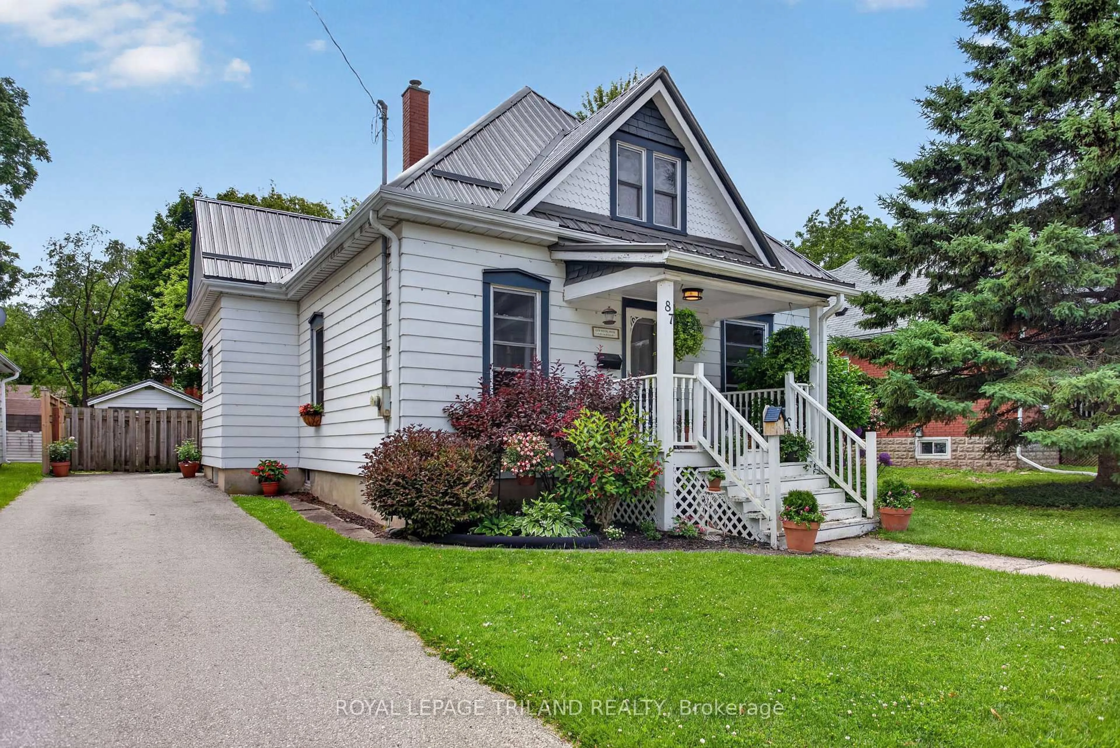 Home with vinyl exterior material, street for 87 Chestnut St, St. Thomas Ontario N5R 2B1