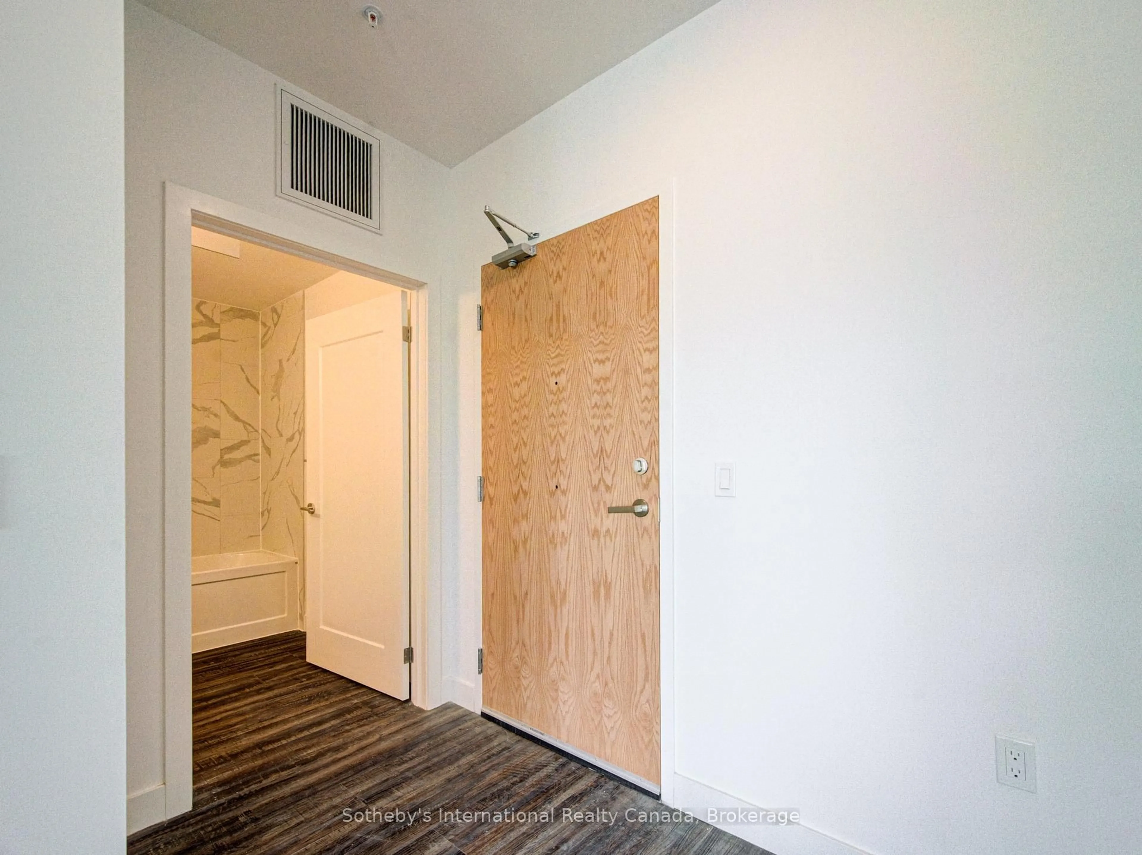 Indoor entryway for 408 Dundas St #402, Cambridge Ontario N1R 8H7