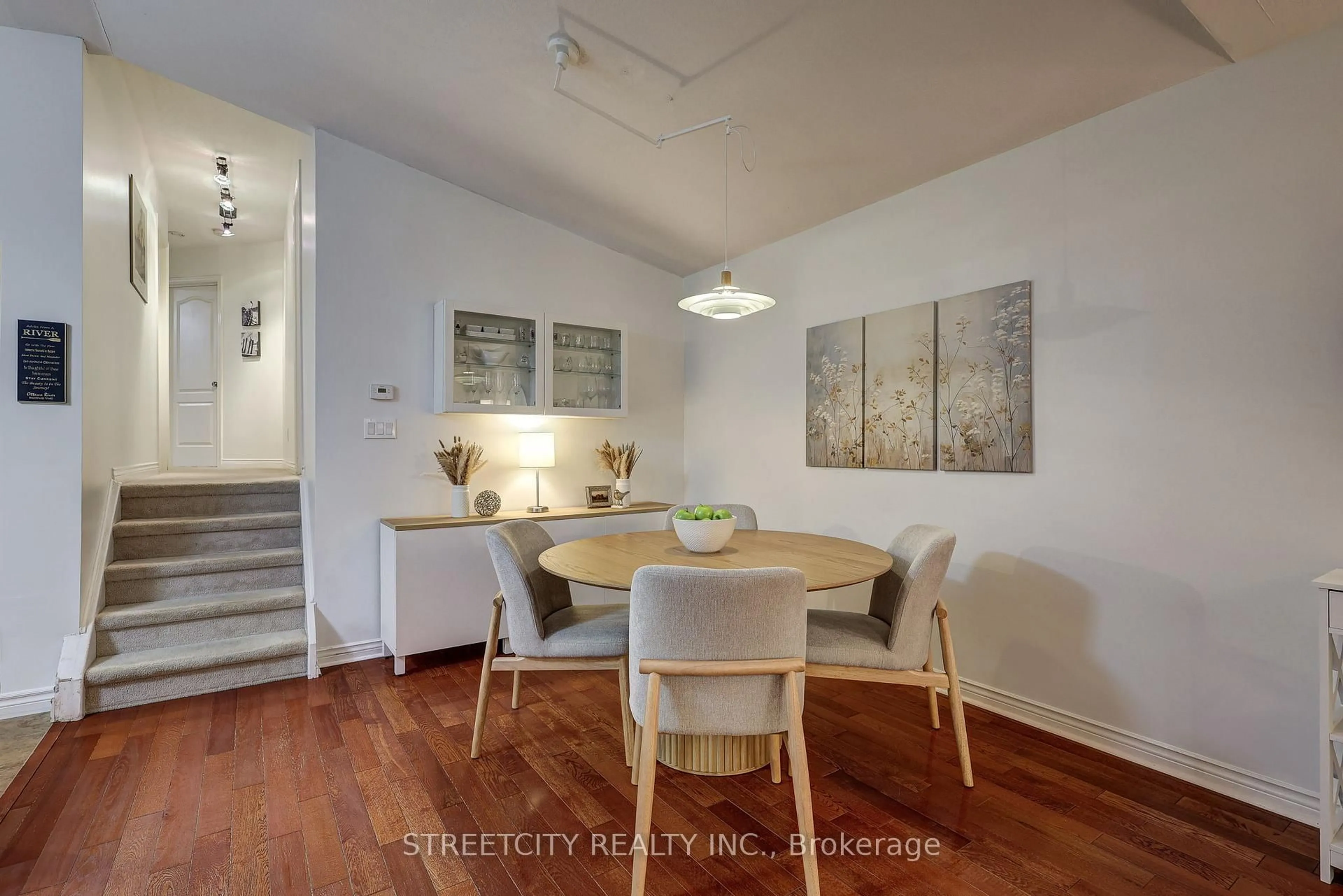 Dining room, wood/laminate floor for 332 Brookhaven Pl, London East Ontario N5Y 5N4