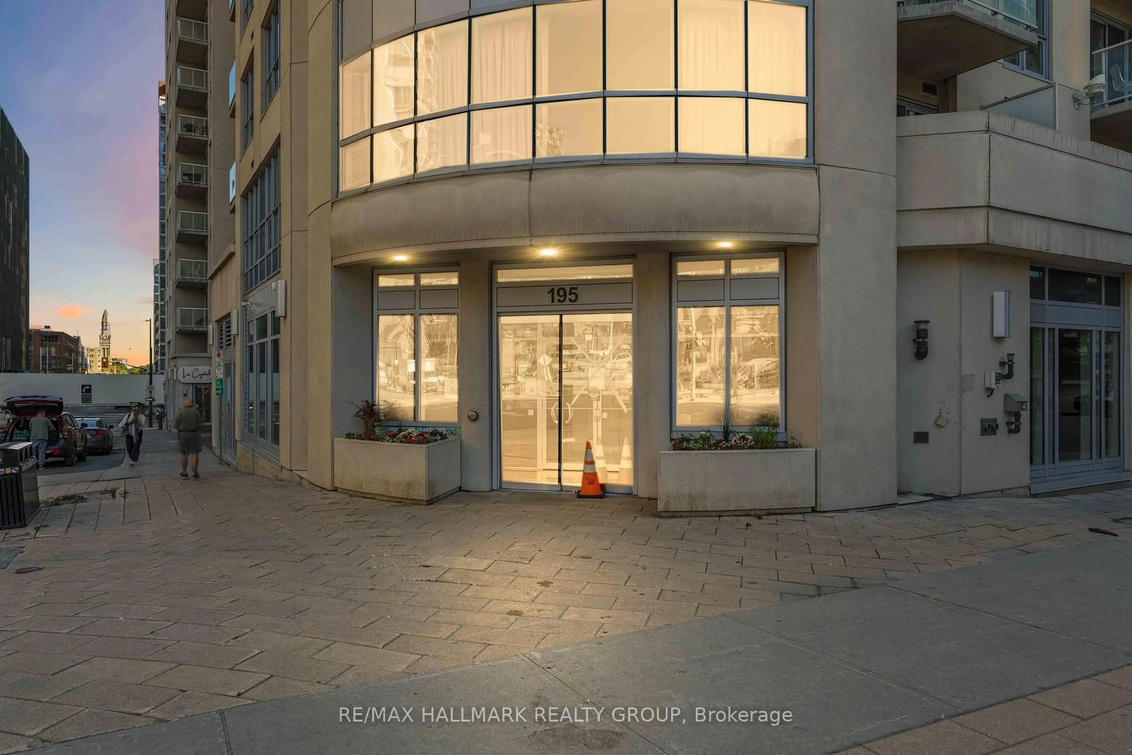 Indoor foyer for 195 Besserer St #1402, Ottawa Ontario K1N 0B6