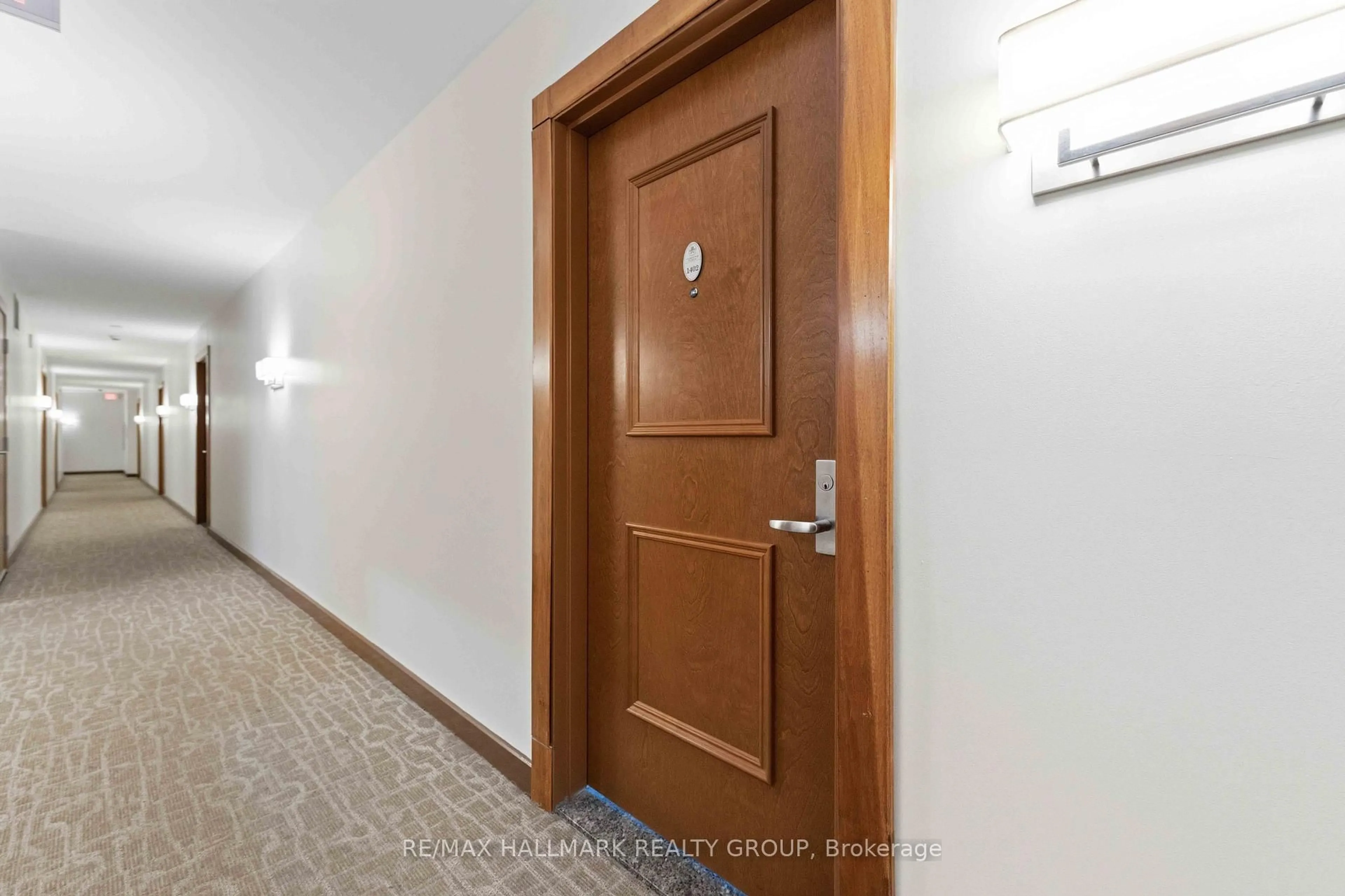 Indoor foyer for 195 Besserer St #1402, Ottawa Ontario K1N 0B6