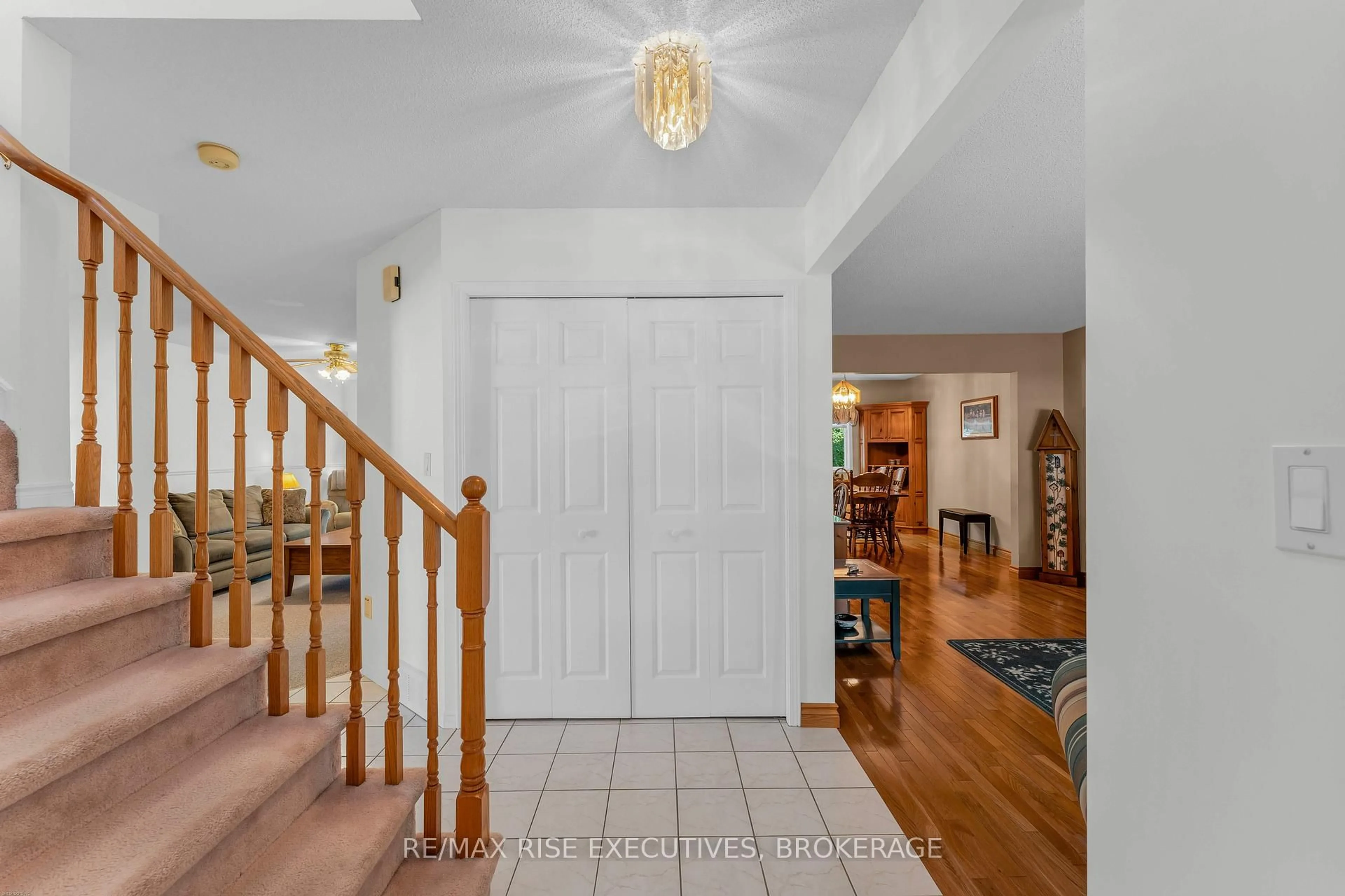 Indoor foyer for 1304 Fisher Cres, Kingston Ontario K7M 8T2