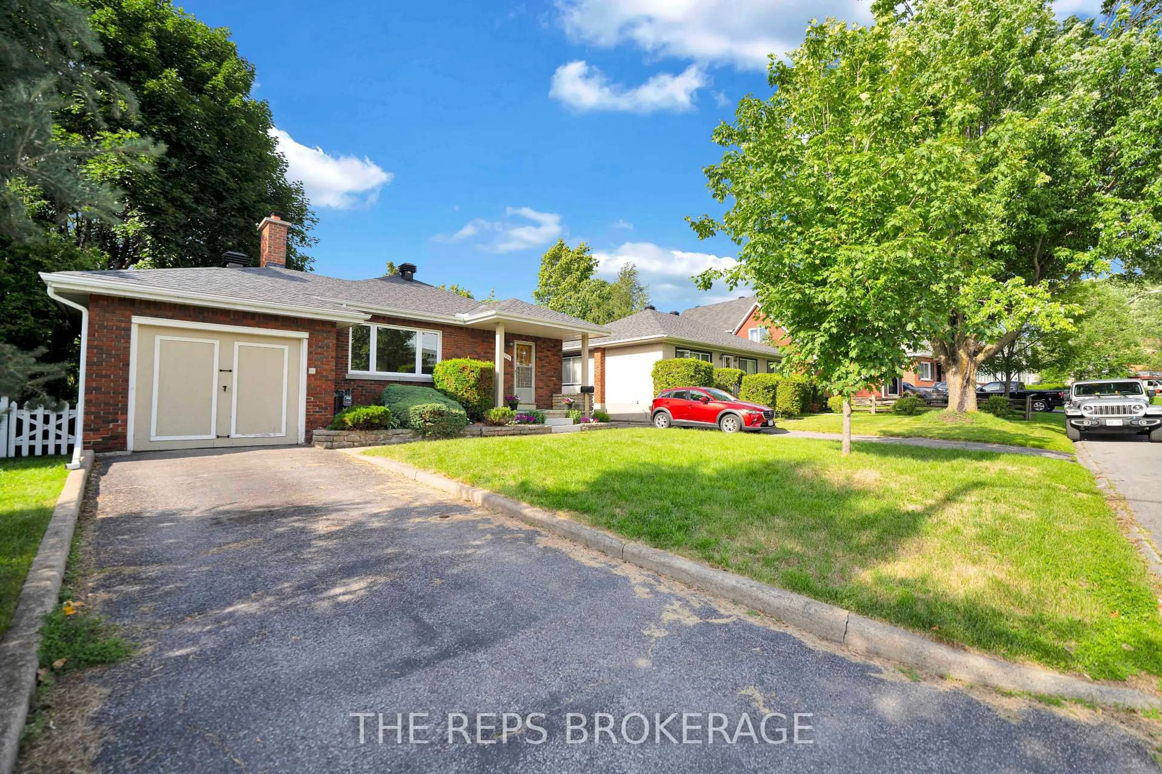 A pic from outside/outdoor area/front of a property/back of a property/a pic from drone, street for 301 Knox Cres, Ottawa Ontario K1G 0K9