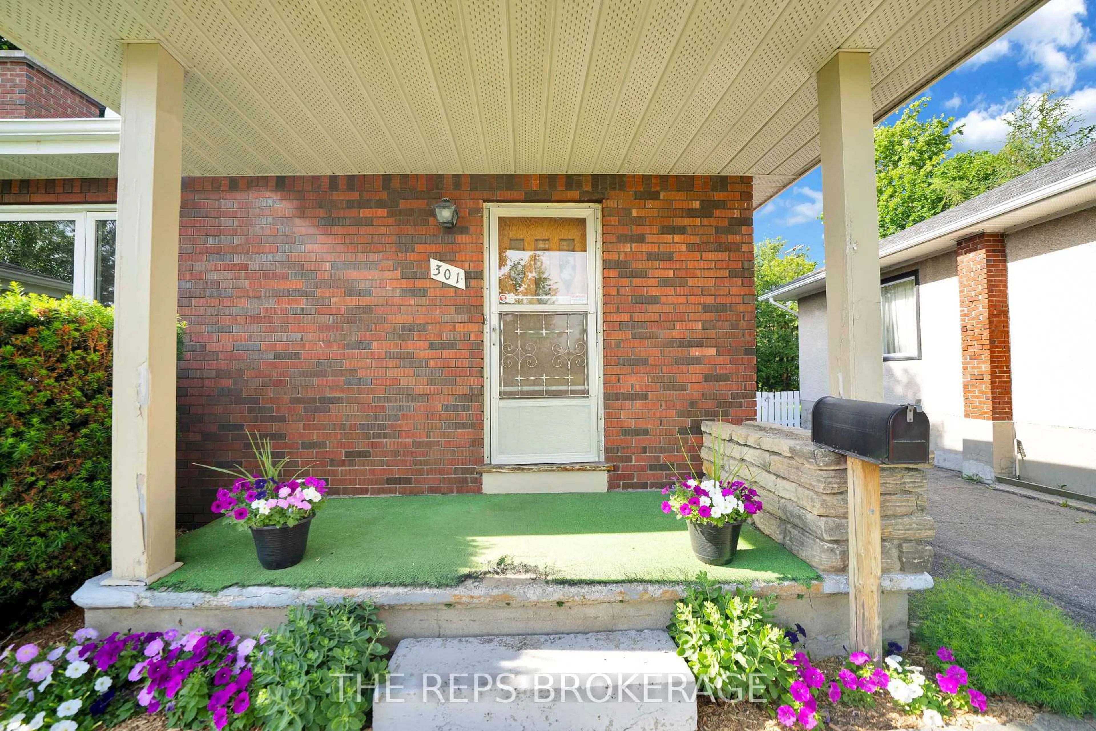 Unknown for 301 Knox Cres, Ottawa Ontario K1G 0K9