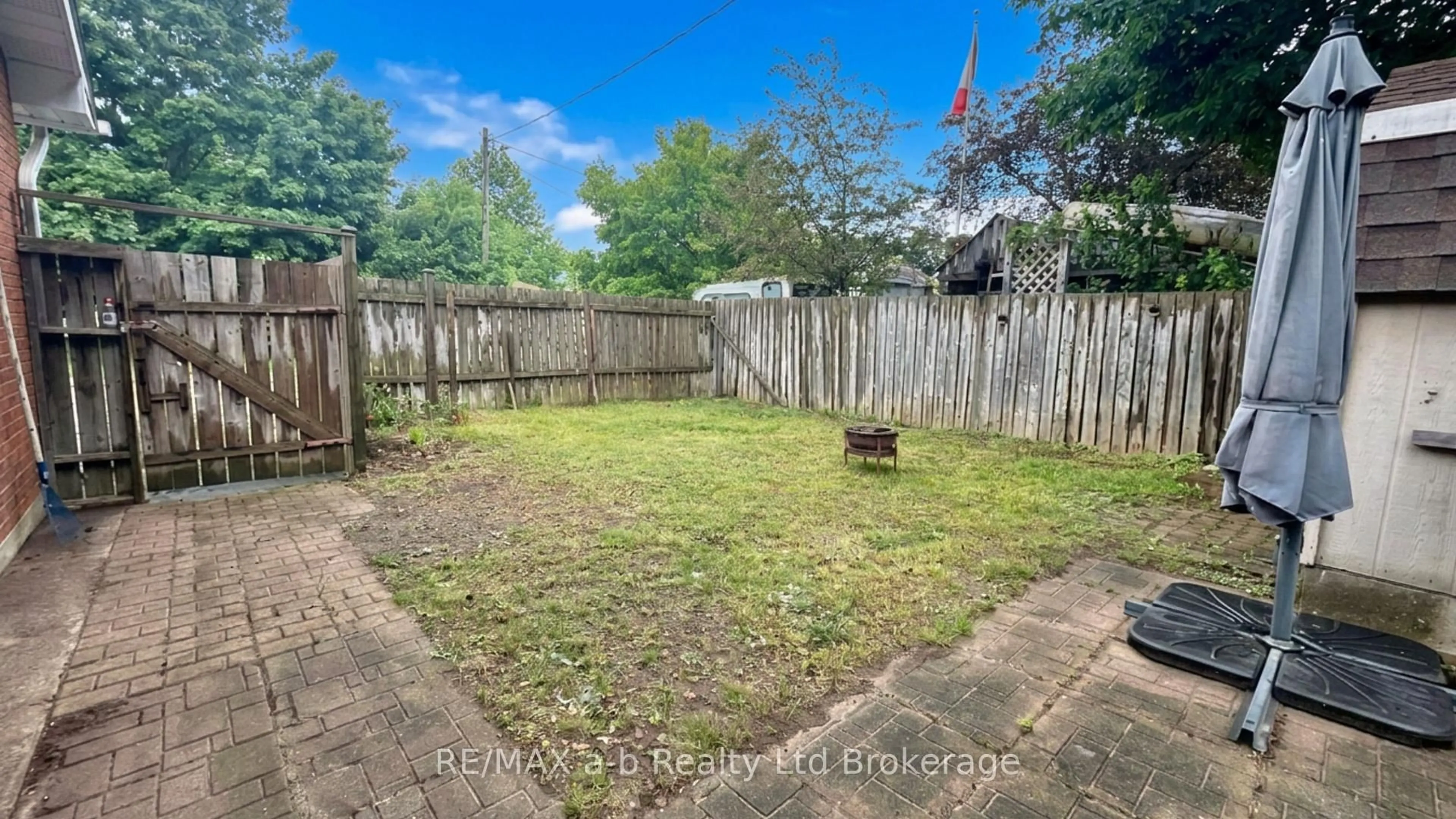 A pic from outside/outdoor area/front of a property/back of a property/a pic from drone, unknown for 58 Victoria St, Tillsonburg Ontario N4G 3Z7