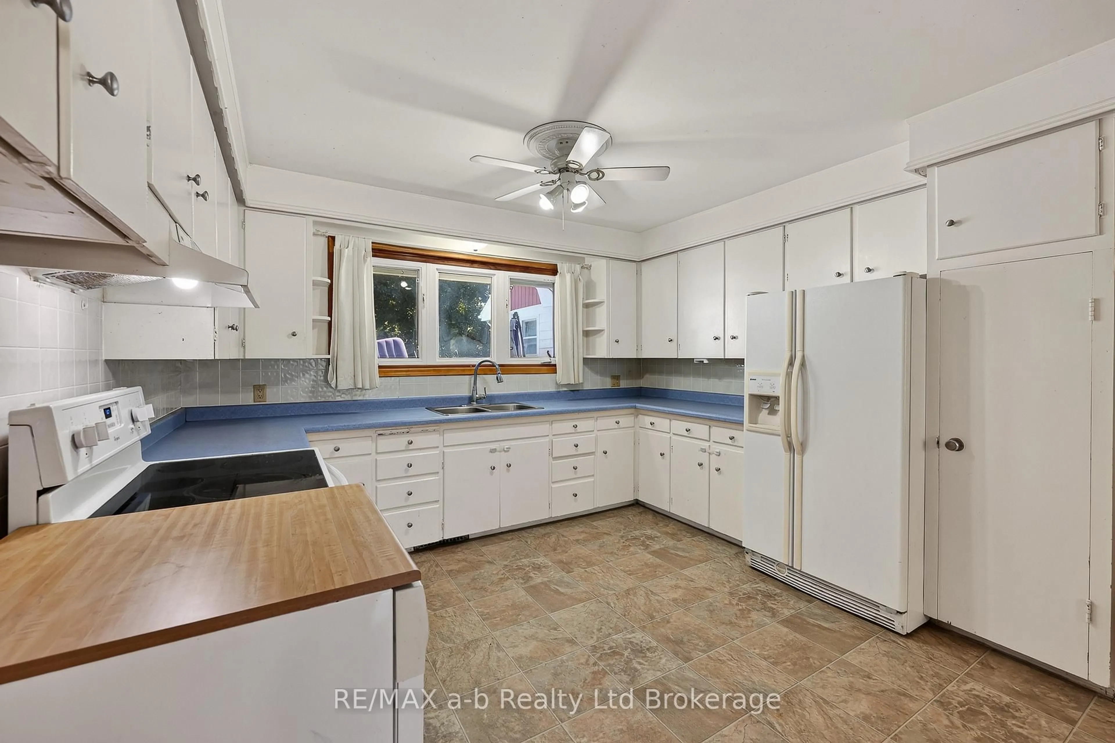 Standard kitchen, ceramic/tile floor for 58 Victoria St, Tillsonburg Ontario N4G 3Z7