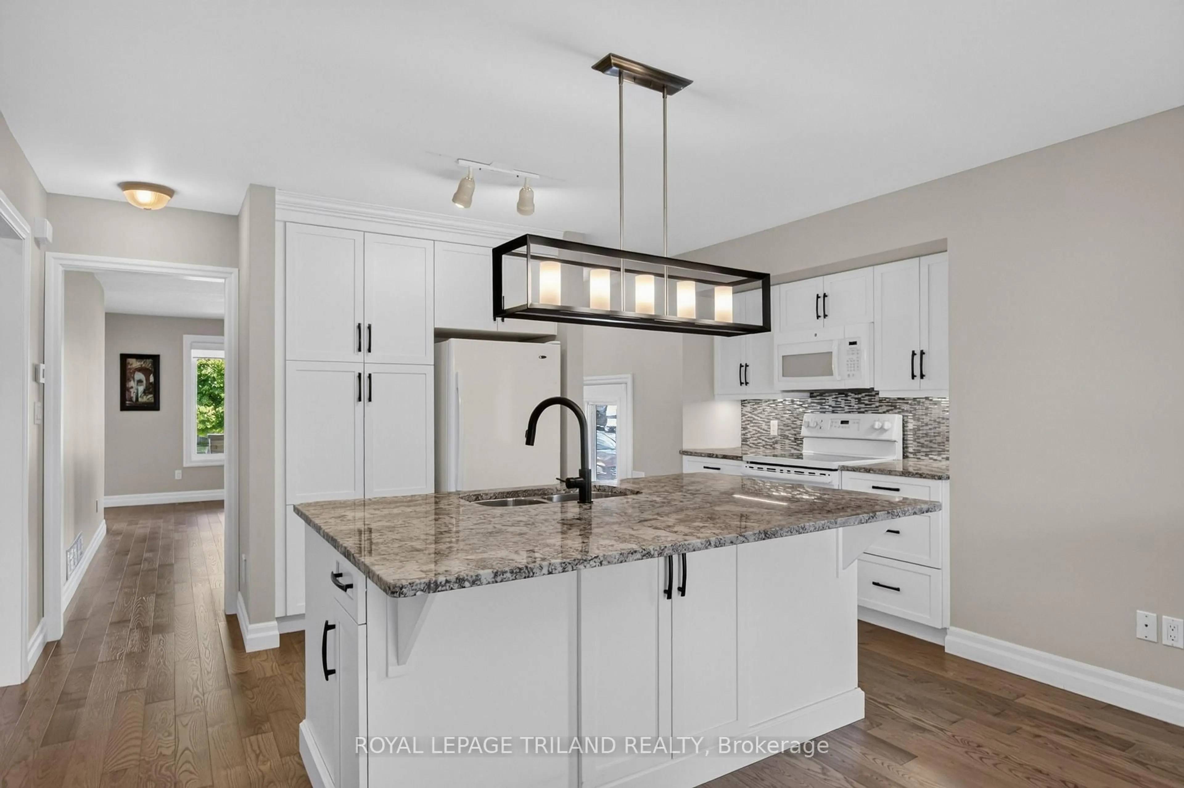 Open concept kitchen, ceramic/tile floor for 532 Highview Dr, St. Thomas Ontario N5R 6G3