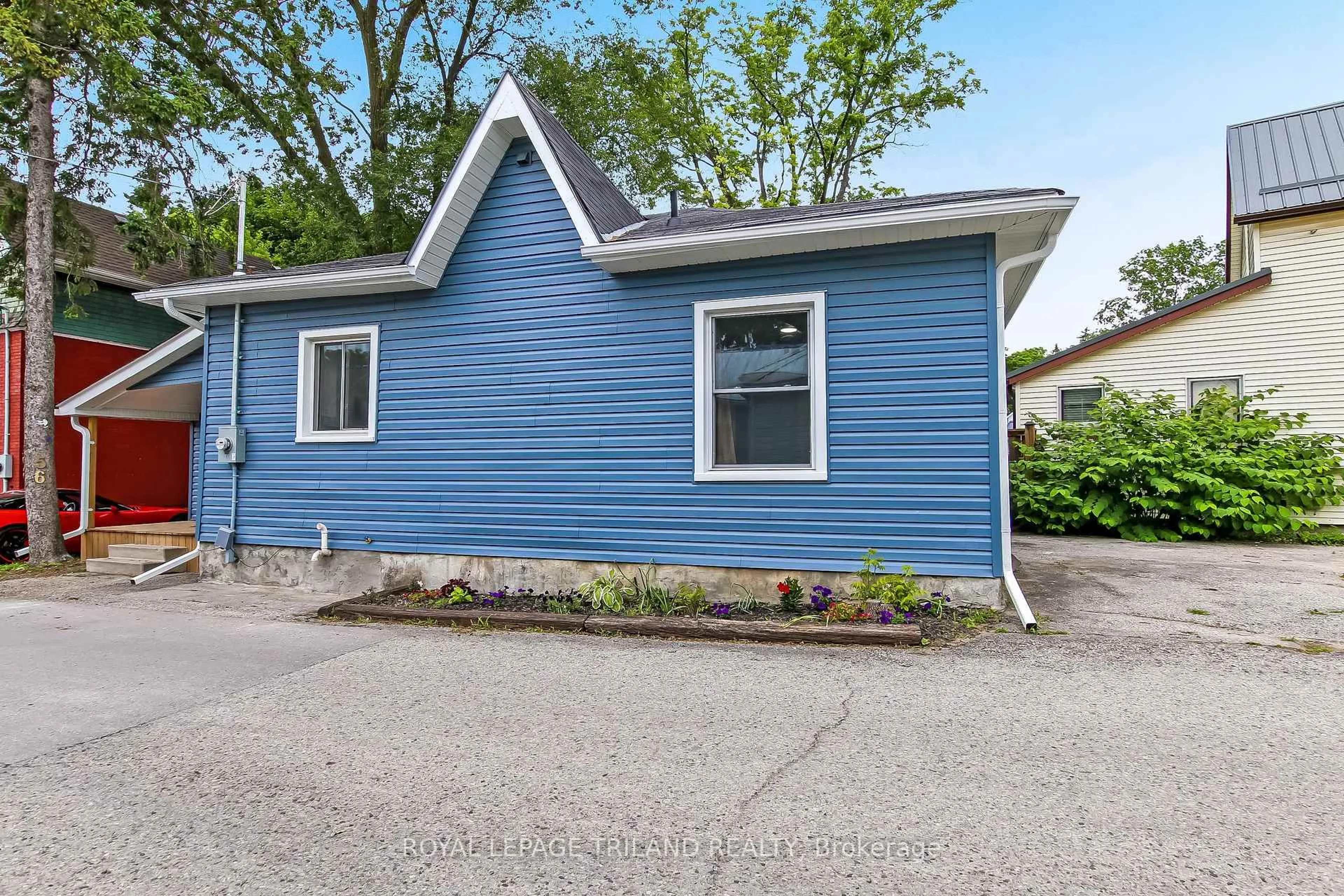 Home with vinyl exterior material, street for 56 Mondamin St, St. Thomas Ontario N5P 2V3