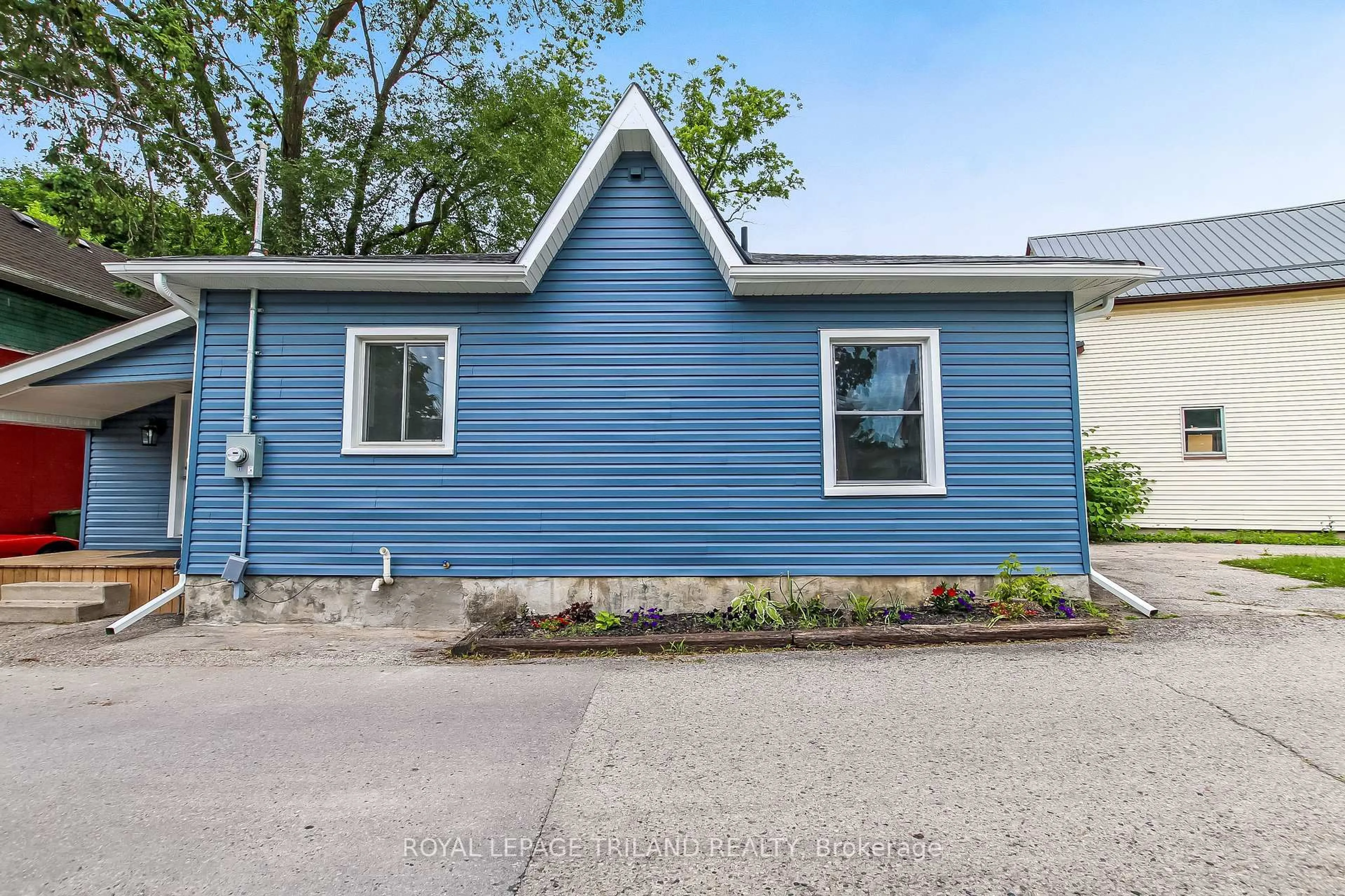 Home with vinyl exterior material, street for 56 Mondamin St, St. Thomas Ontario N5P 2V3