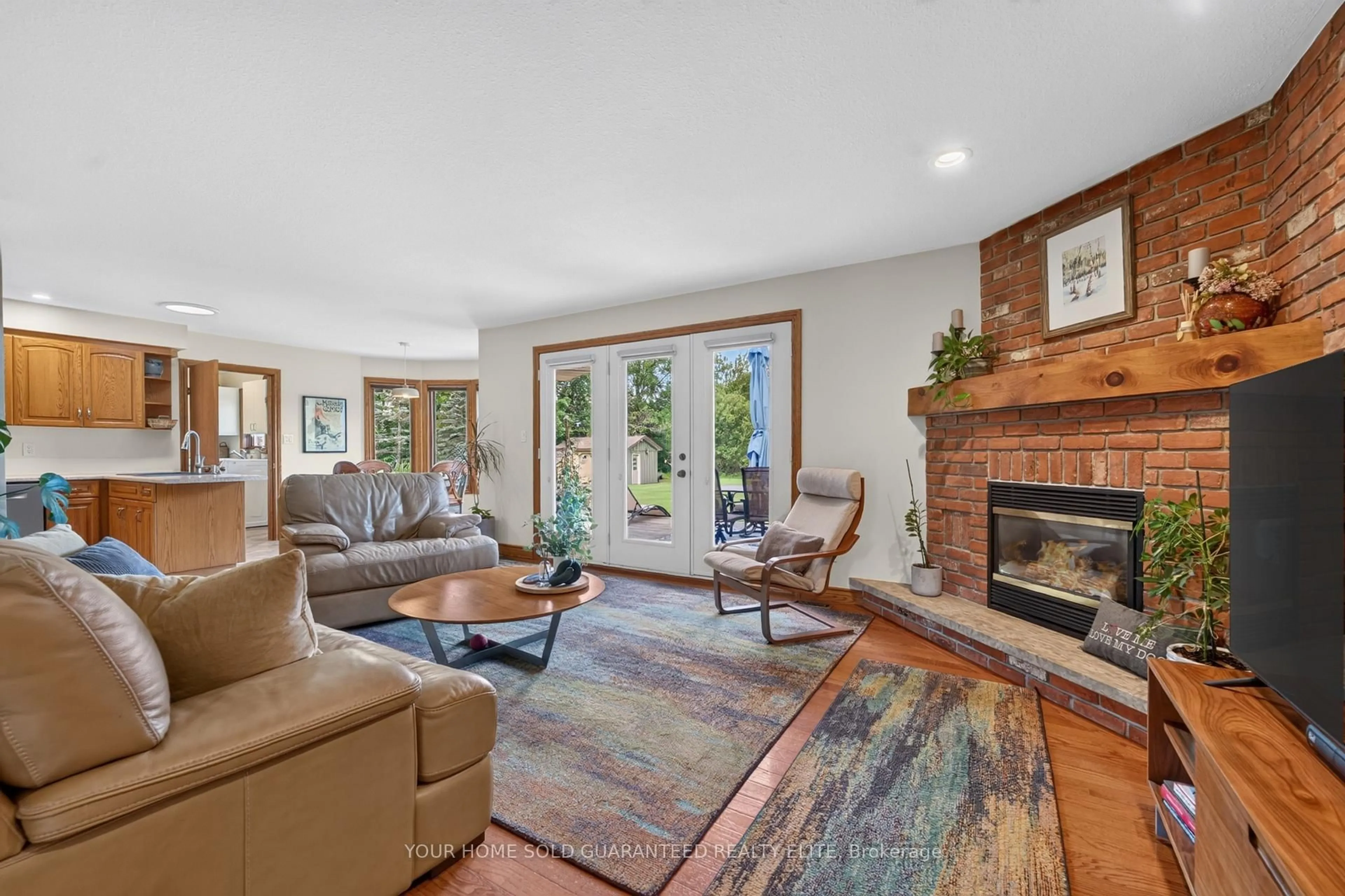 Living room with furniture, unknown for 398 Mountain Rd, Grimsby Ontario L3M 4E7