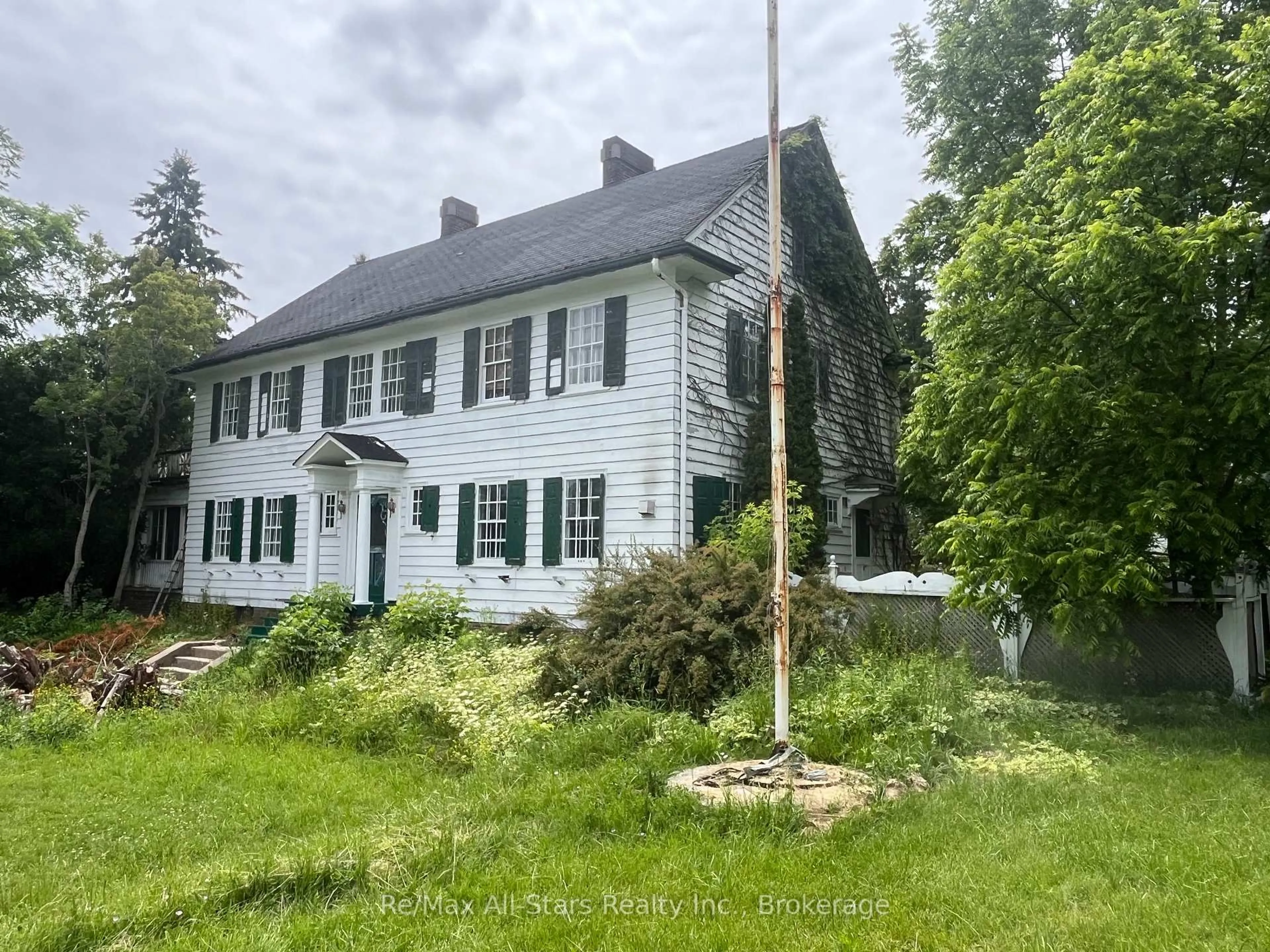 A pic from outside/outdoor area/front of a property/back of a property/a pic from drone, building for 173 Lindsay St, Kawartha Lakes Ontario K9V 2N2