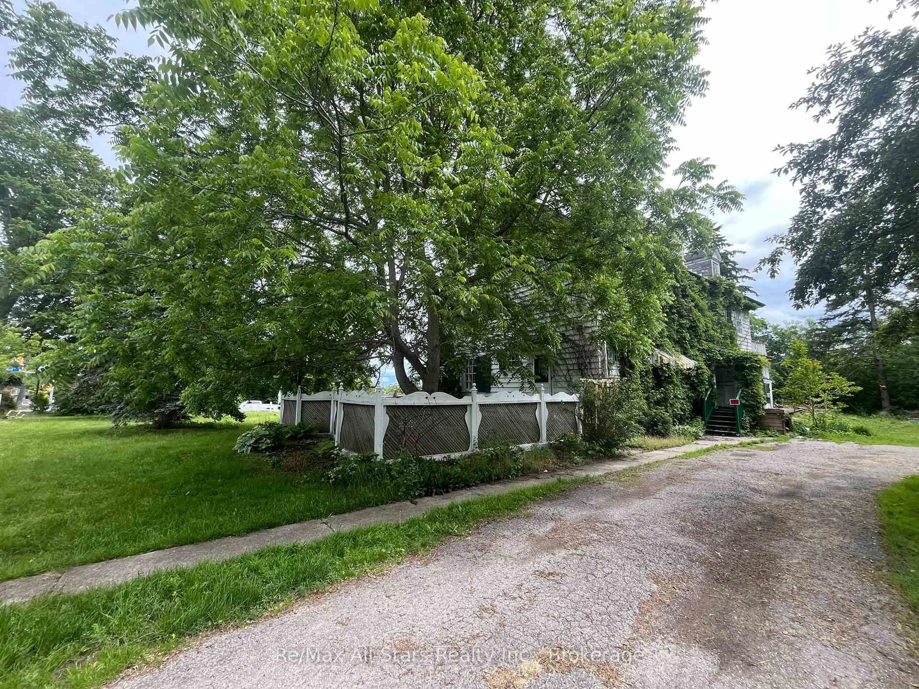 A pic from outside/outdoor area/front of a property/back of a property/a pic from drone, street for 173 Lindsay St, Kawartha Lakes Ontario K9V 2N2