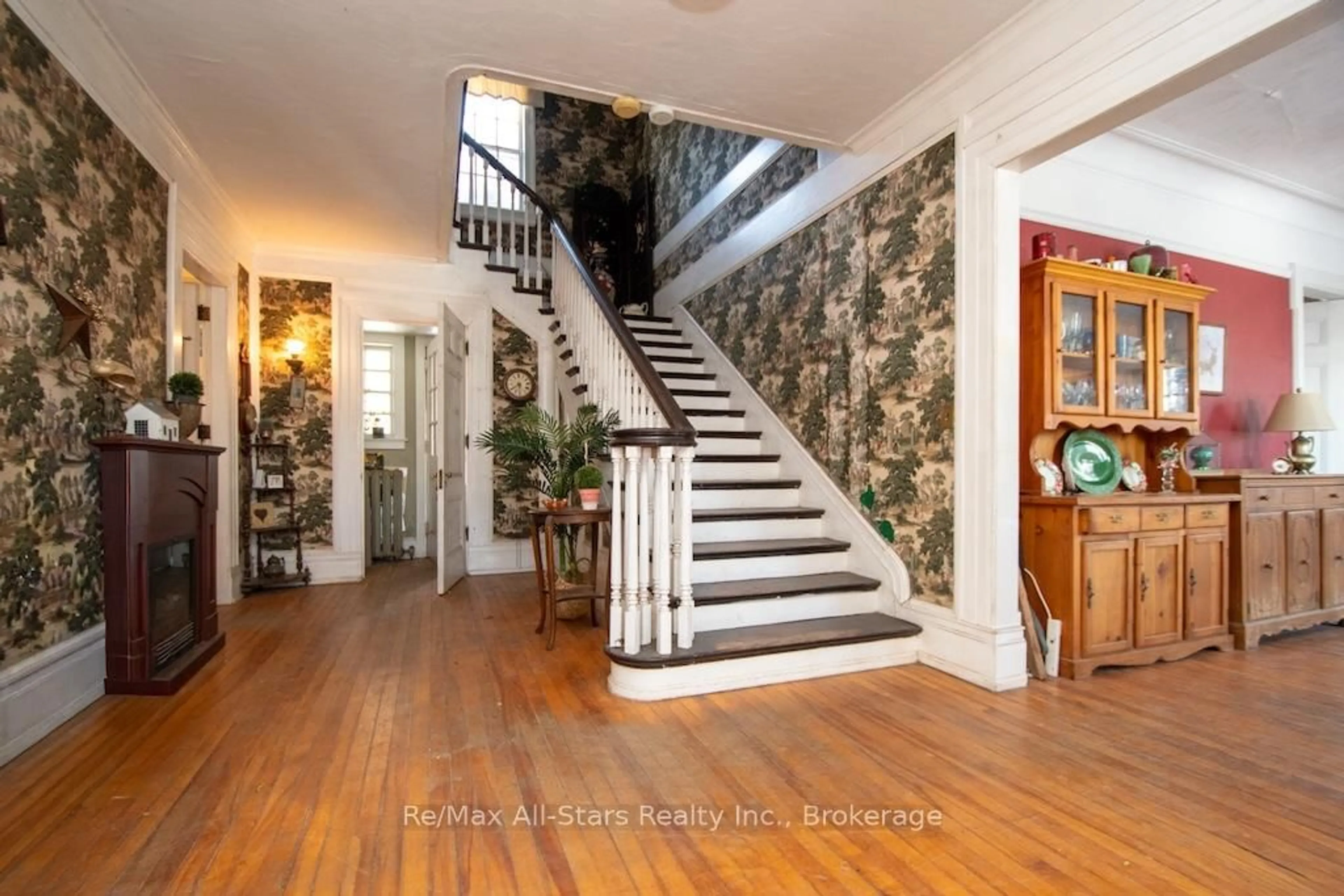 Indoor foyer for 173 Lindsay St, Kawartha Lakes Ontario K9V 2N2