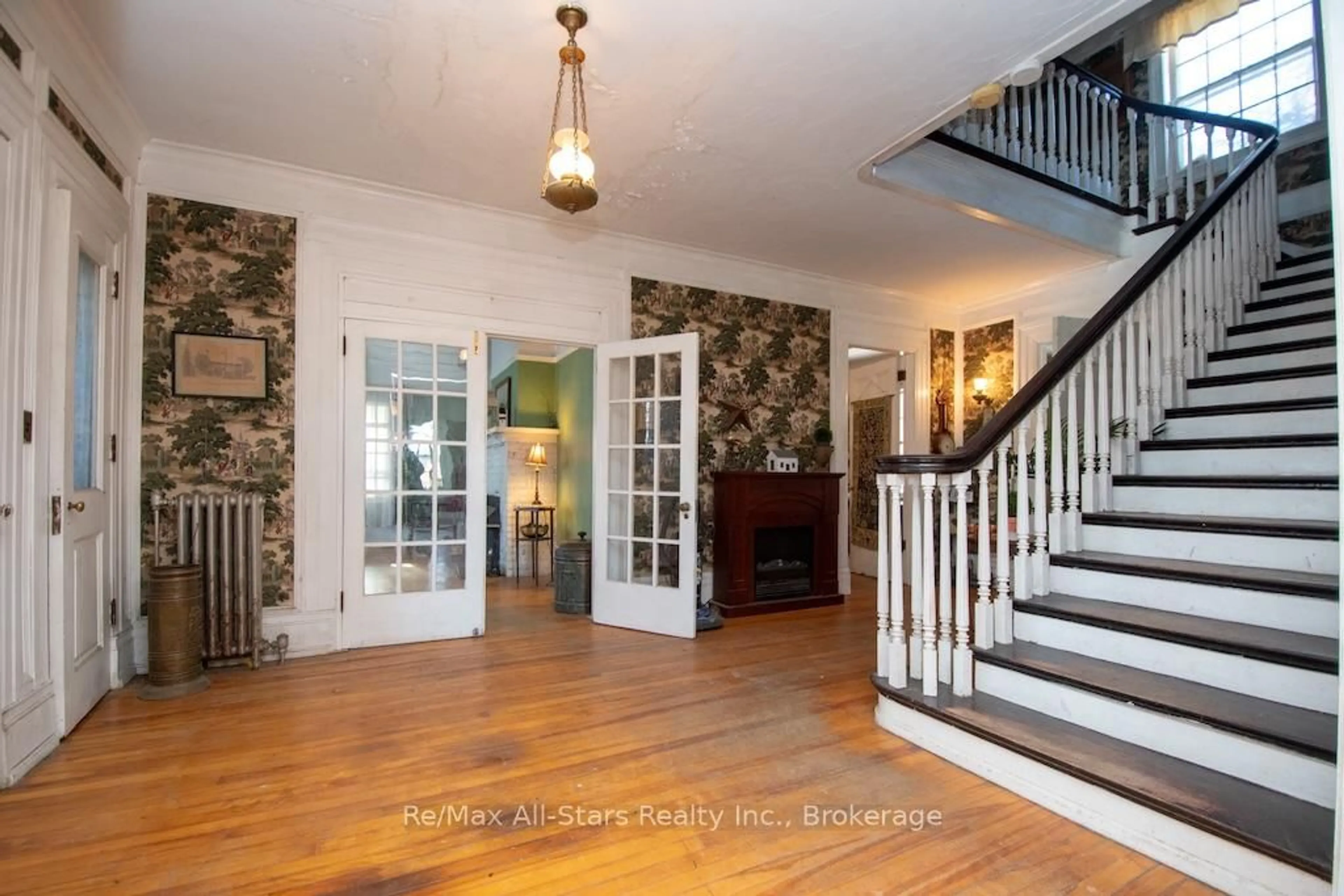 Indoor entryway for 173 Lindsay St, Kawartha Lakes Ontario K9V 2N2