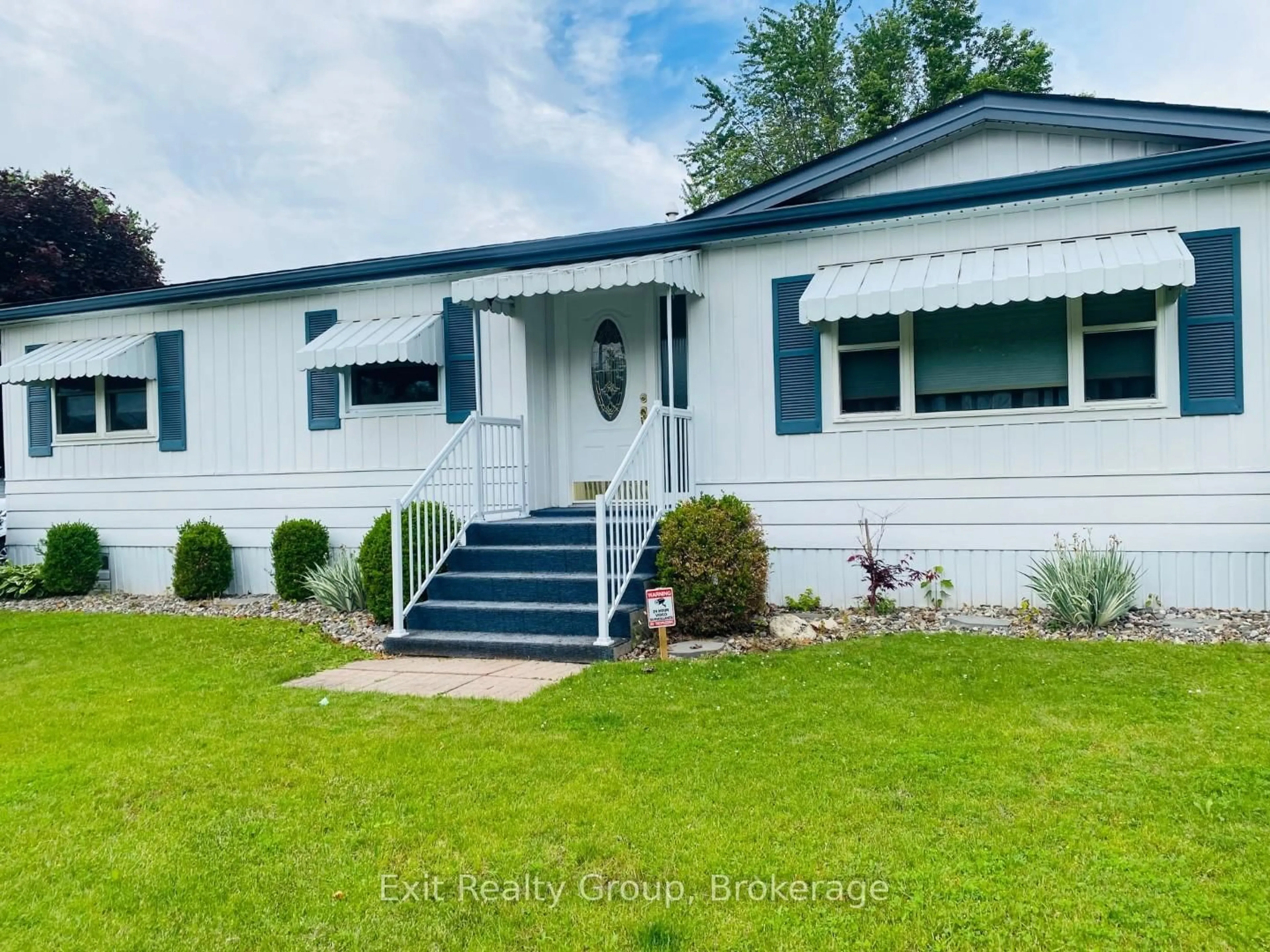 Home with vinyl exterior material, unknown for 4 Oriole Lane, Quinte West Ontario K8N 4Z3
