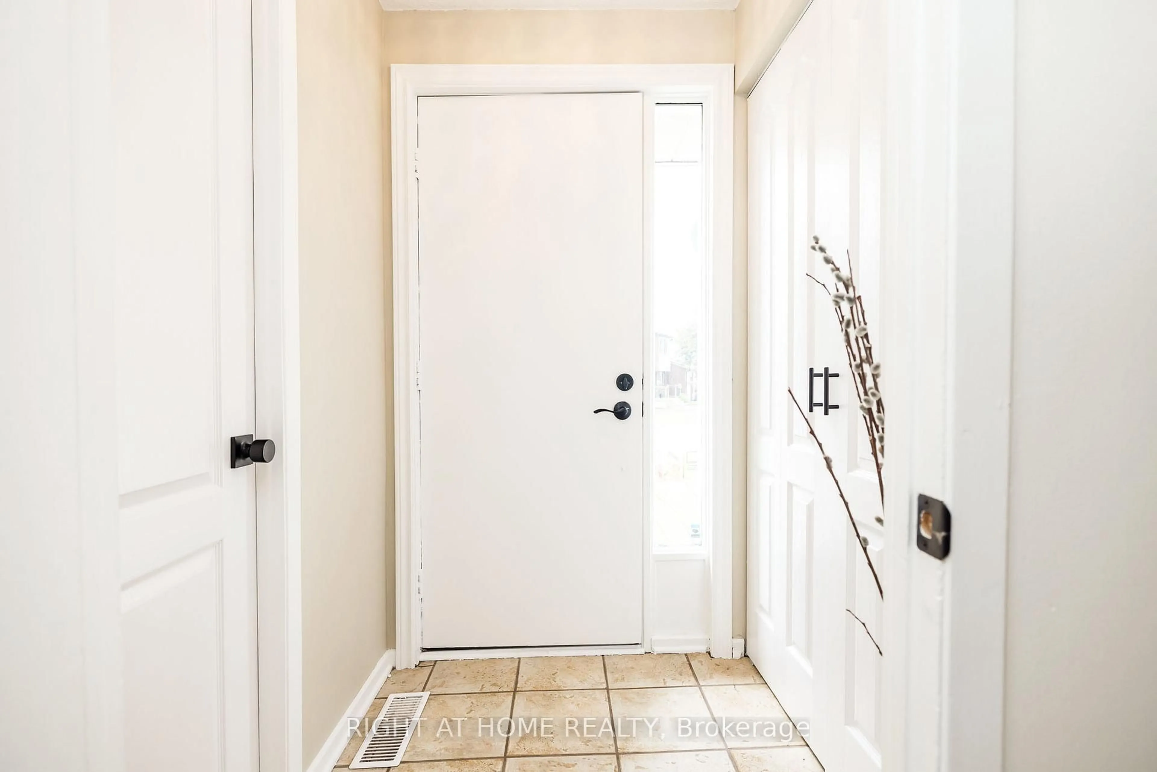 Indoor entryway for 30 Berkshire Way, Barrhaven Ontario K2J 2B2