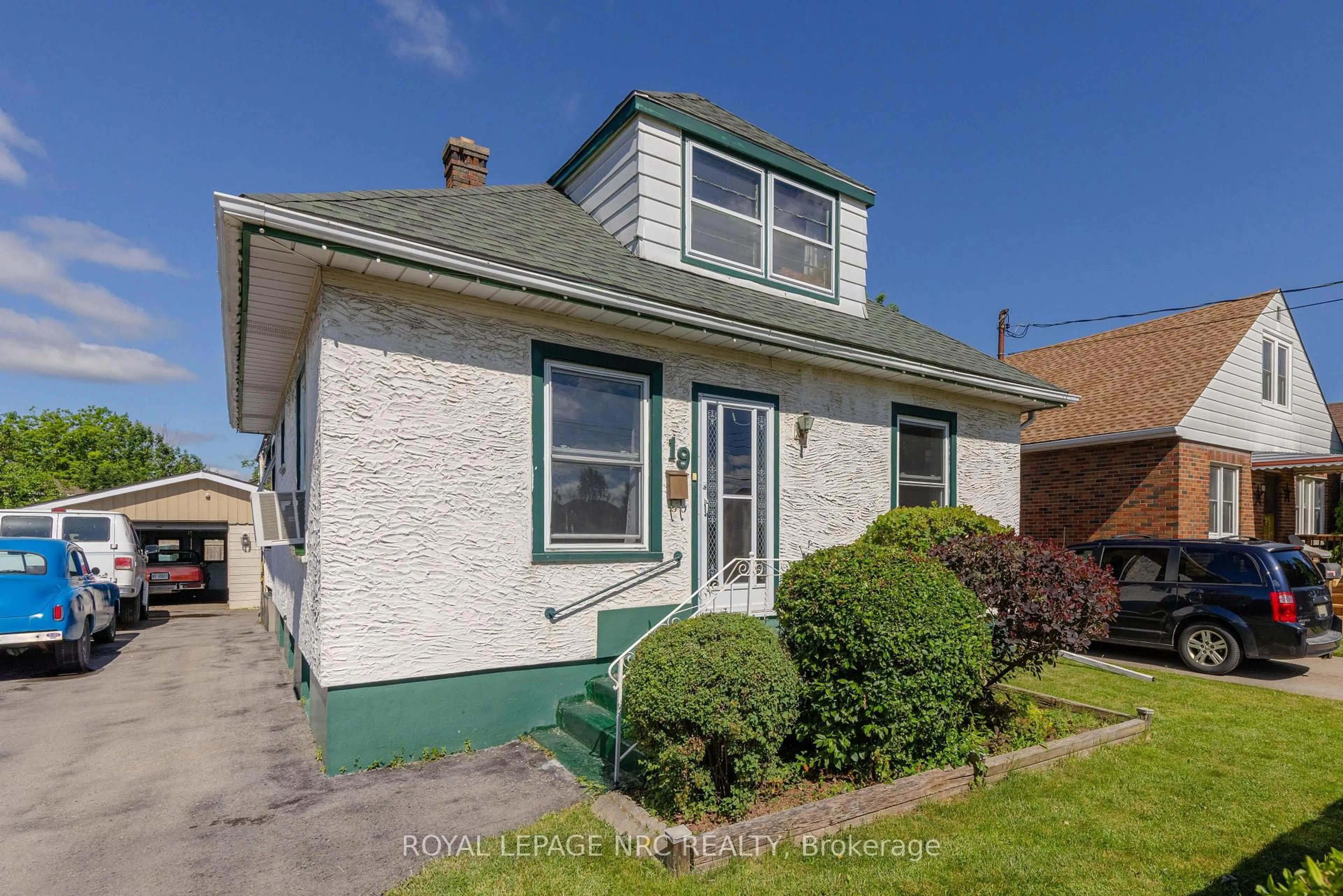 Home with vinyl exterior material, street for 19 Cunningham St, Thorold Ontario L2V 3K6