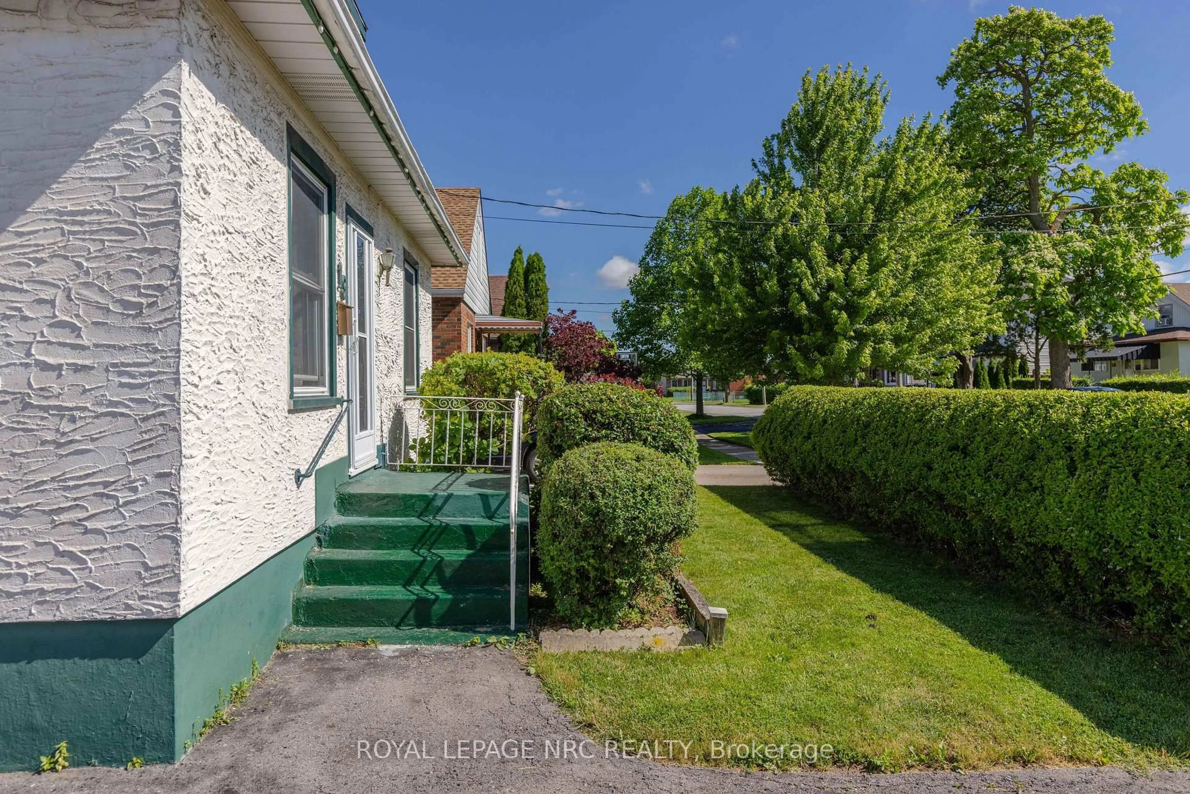 A pic from outside/outdoor area/front of a property/back of a property/a pic from drone, street for 19 Cunningham St, Thorold Ontario L2V 3K6